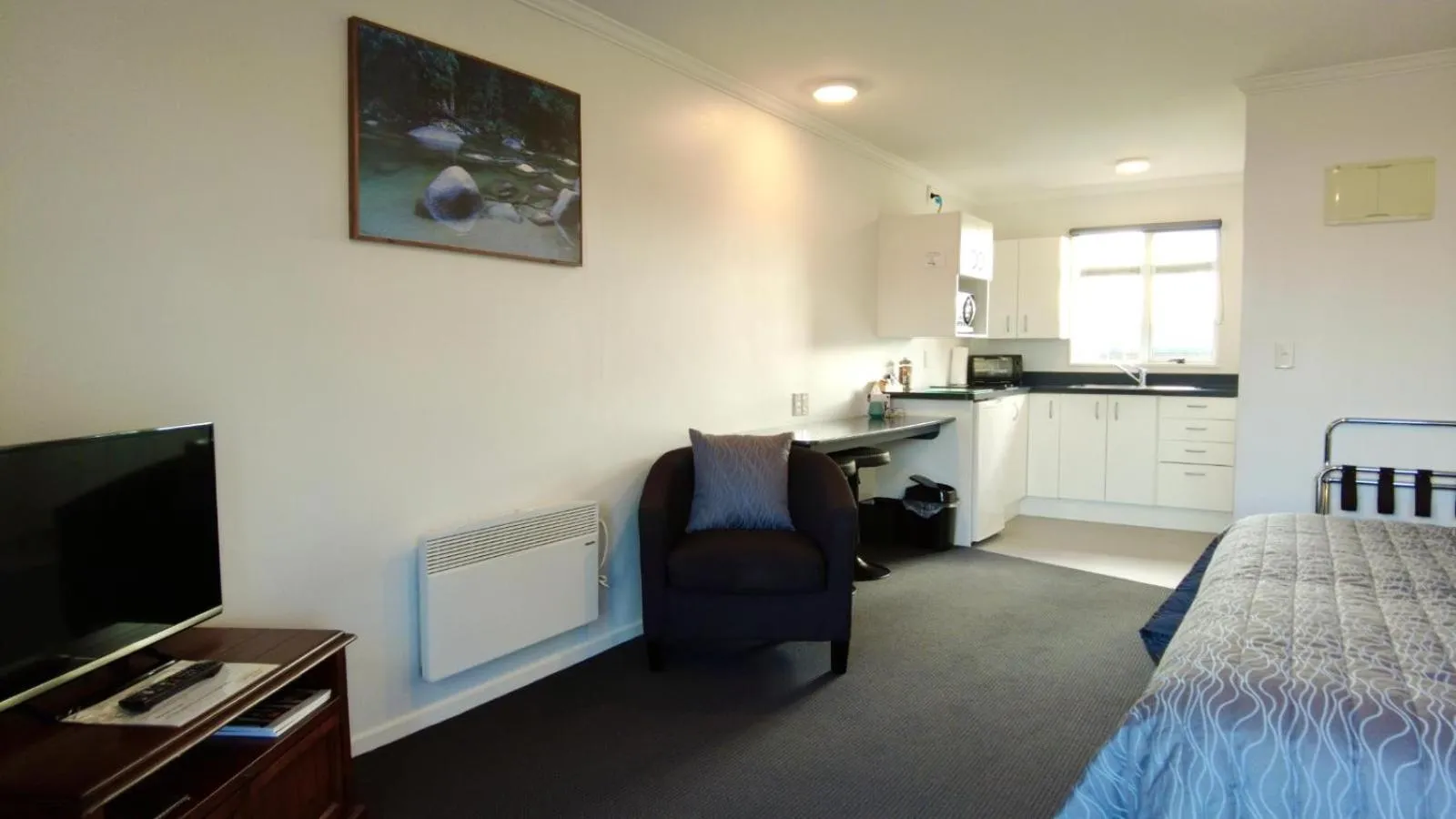 Photo of the whole room, Bed in 554 Moana Court Motel