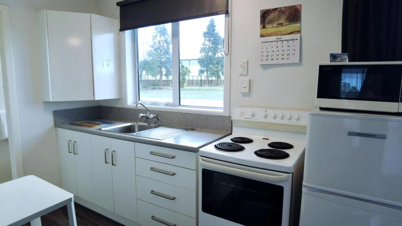 Kitchen or kitchenette in 554 Moana Court Motel