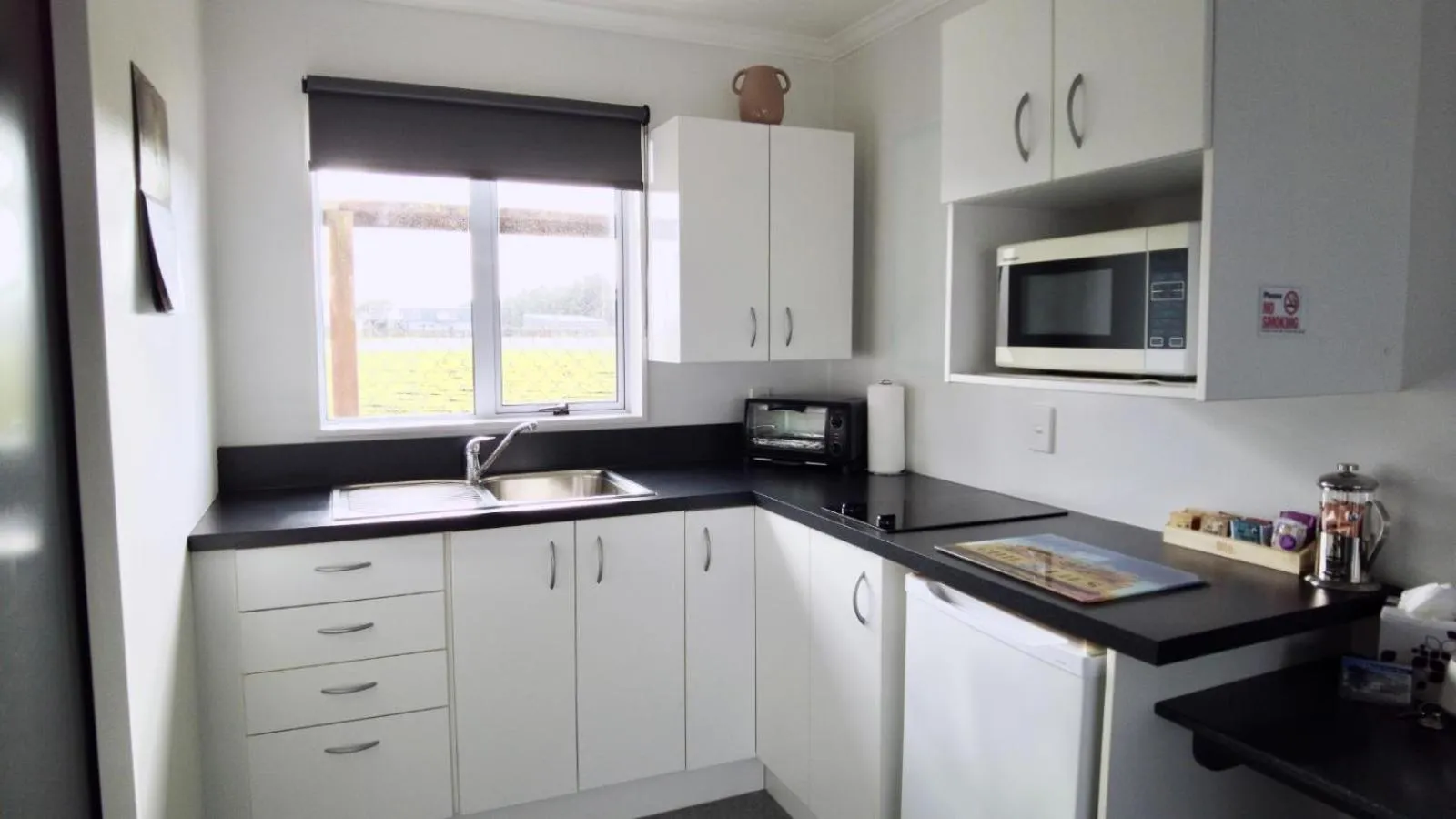 Kitchen or kitchenette in 554 Moana Court Motel