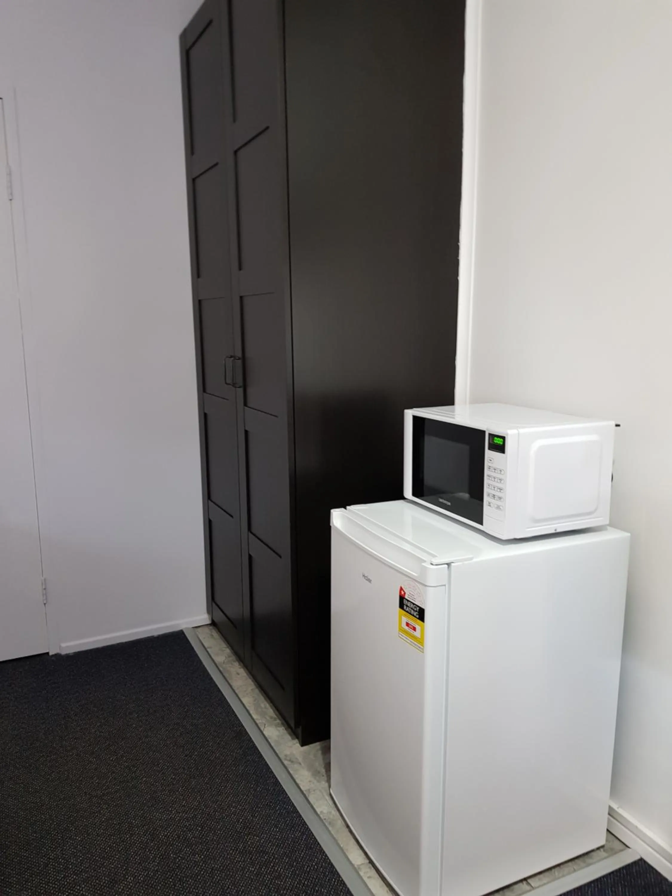 microwave in The Q Motel Rockhampton