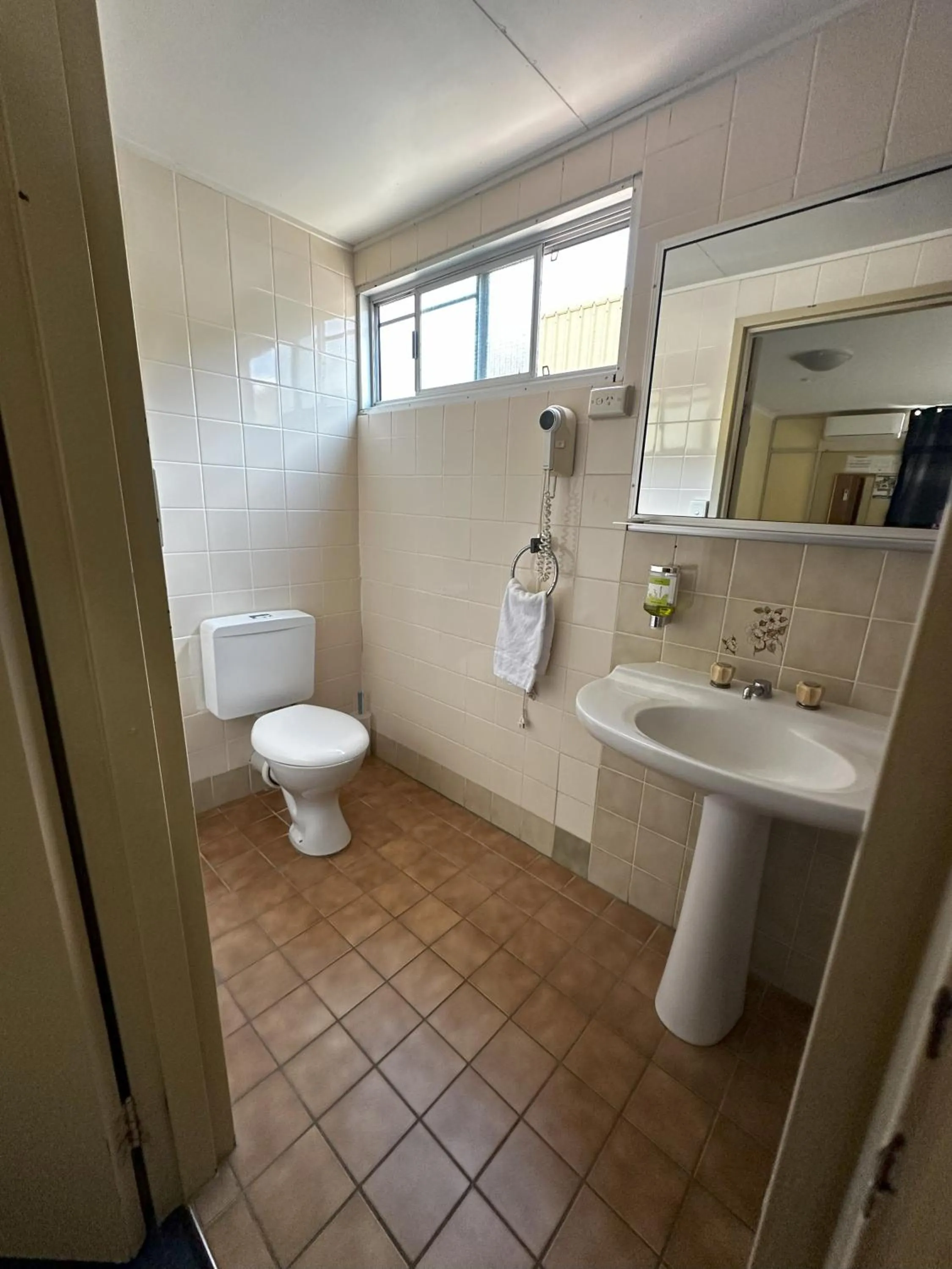 Toilet in The Q Motel Rockhampton