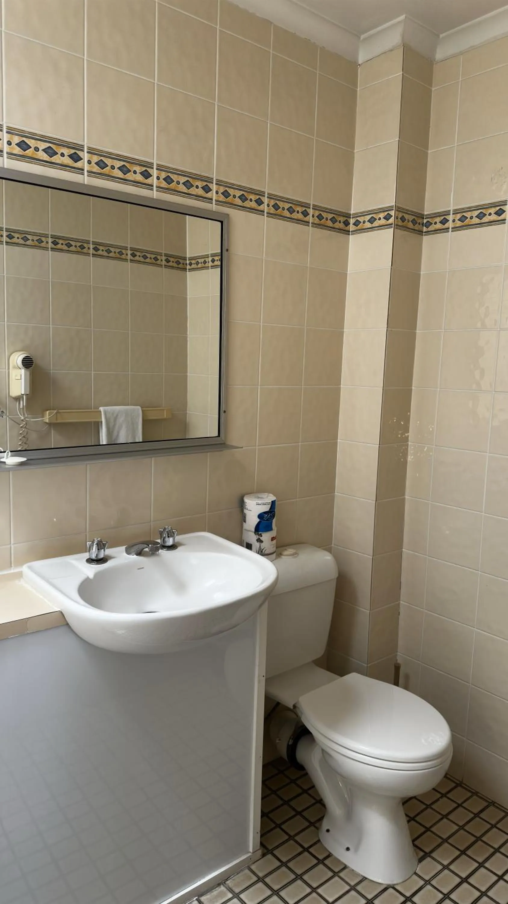 Toilet in The Q Motel Rockhampton