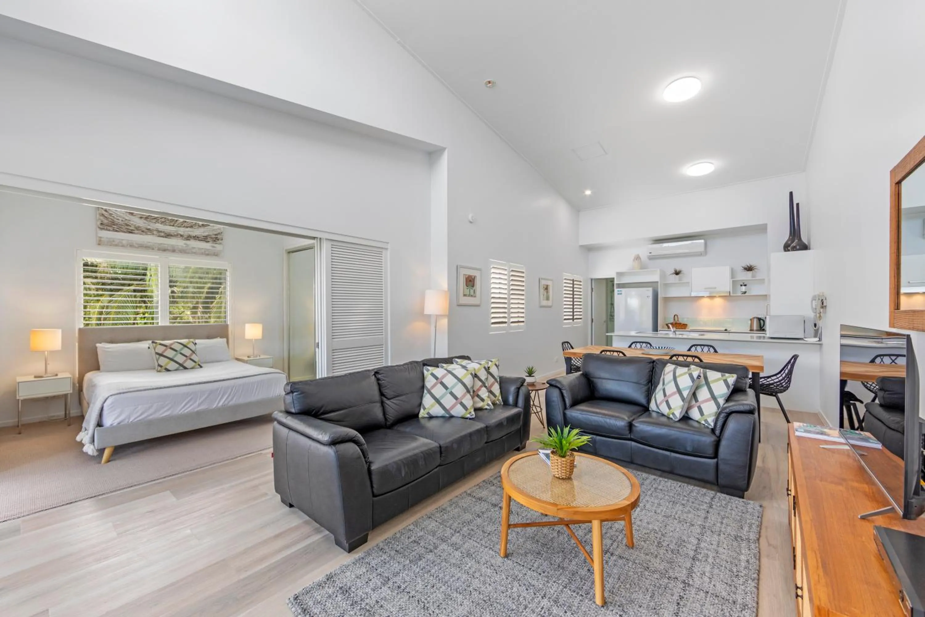 Living room, Bed in Verano Resort Noosa