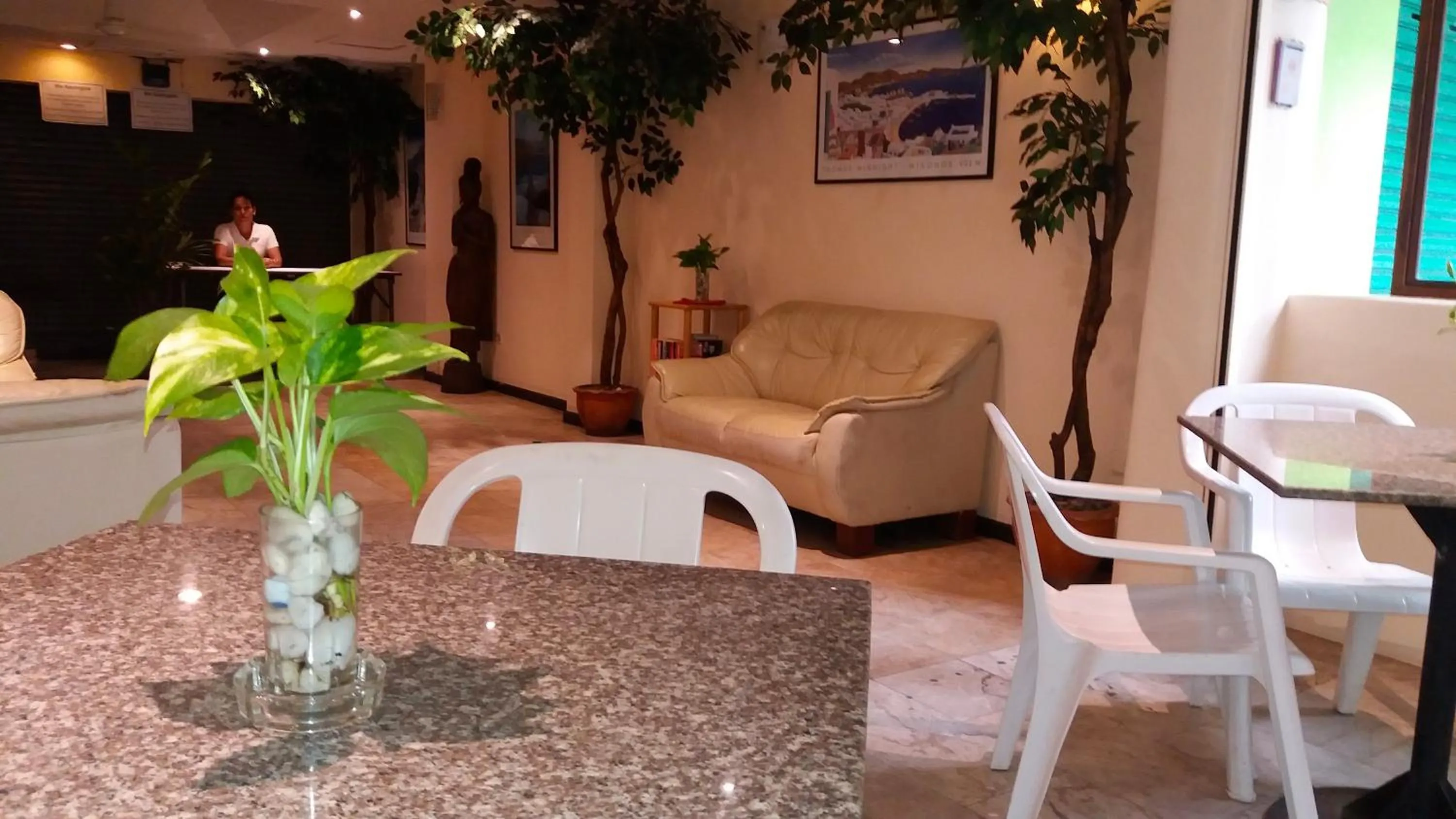 Communal lounge/ TV room in Paradise Inn