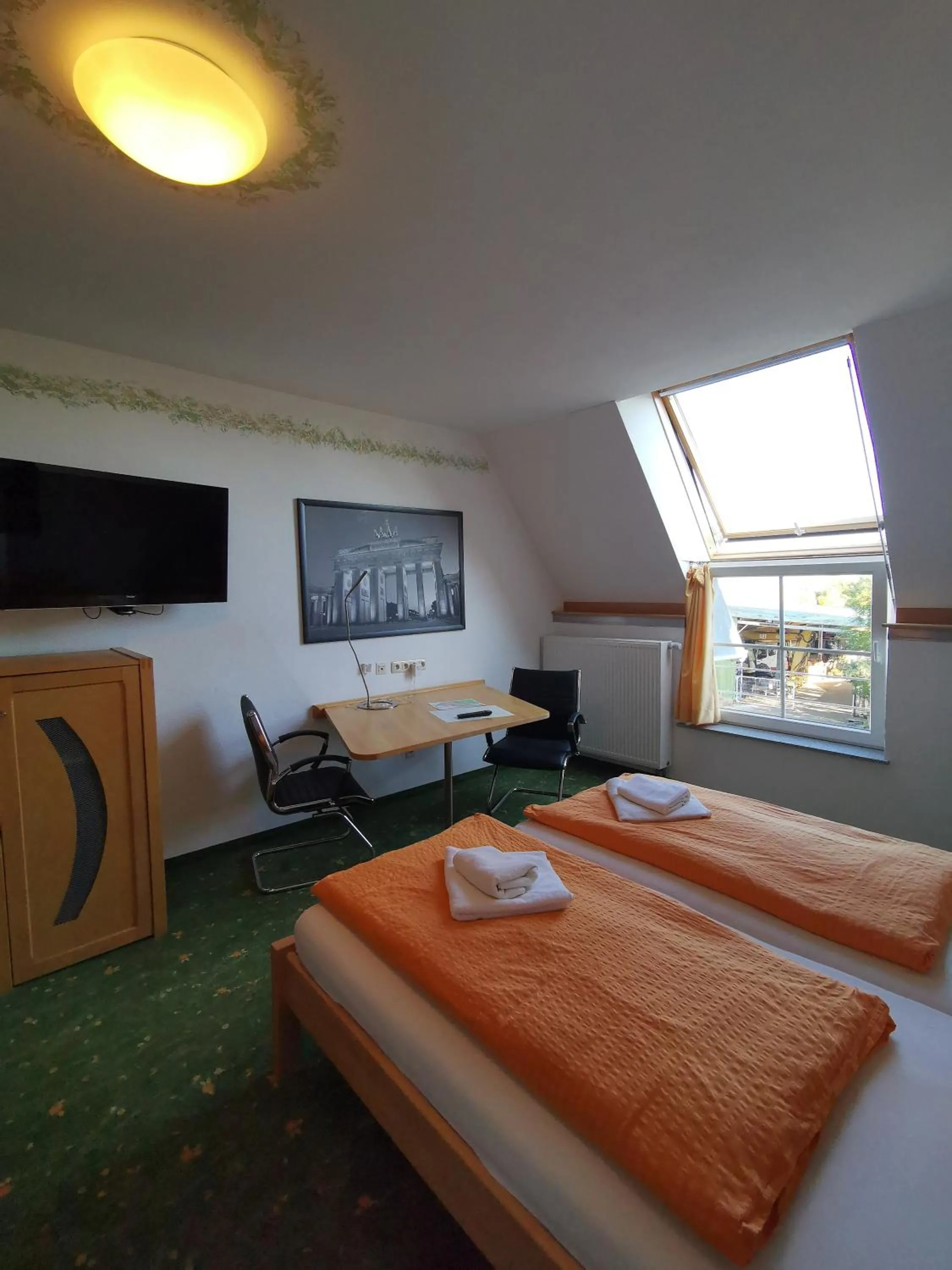 Photo of the whole room, Bed in Hotel Bördehof, direkt an der A2 & A14, Restaurant, Tagung, individuell