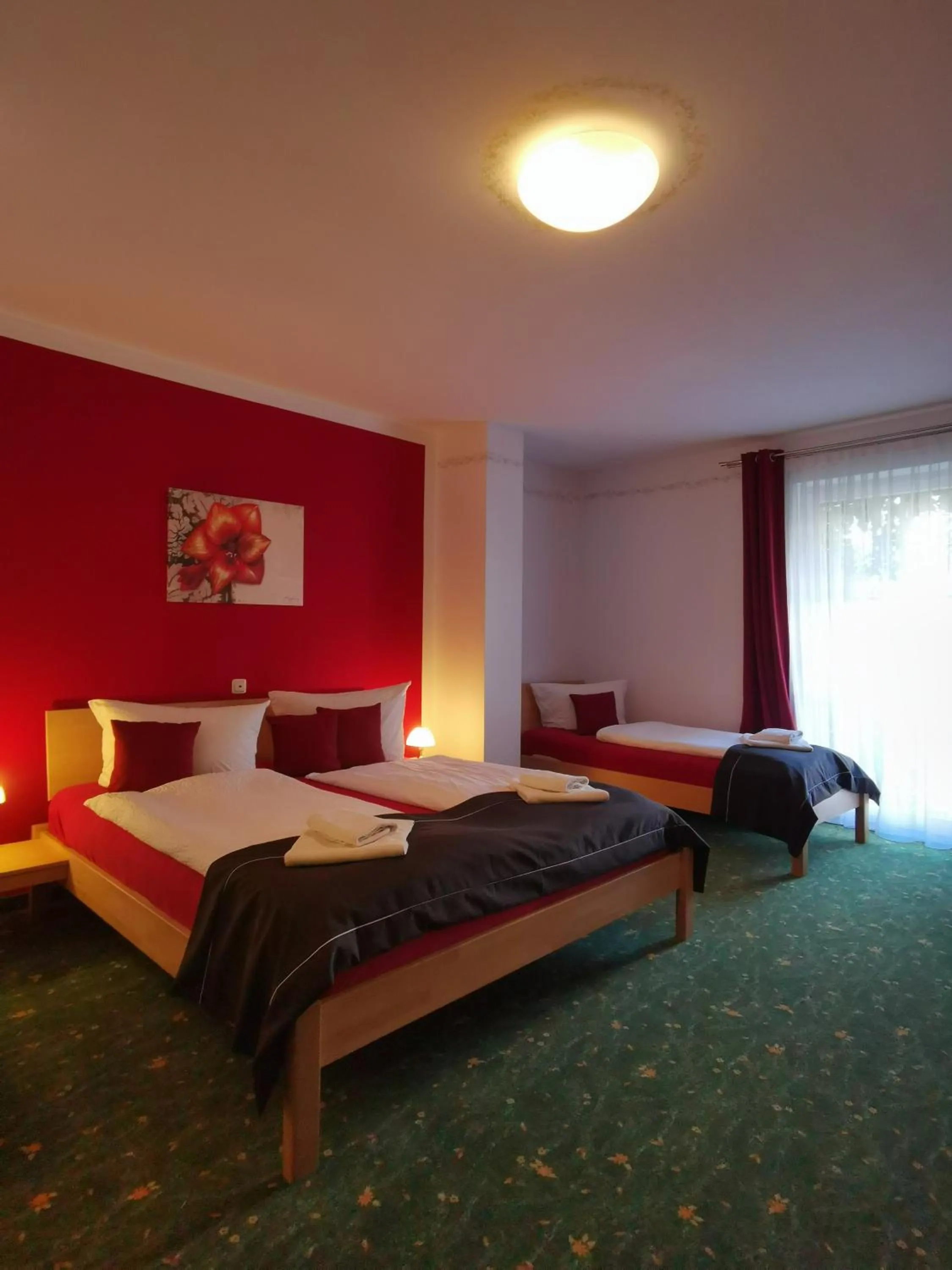 Photo of the whole room, Bed in Hotel Bördehof, direkt an der A2 & A14, Restaurant, Tagung, individuell