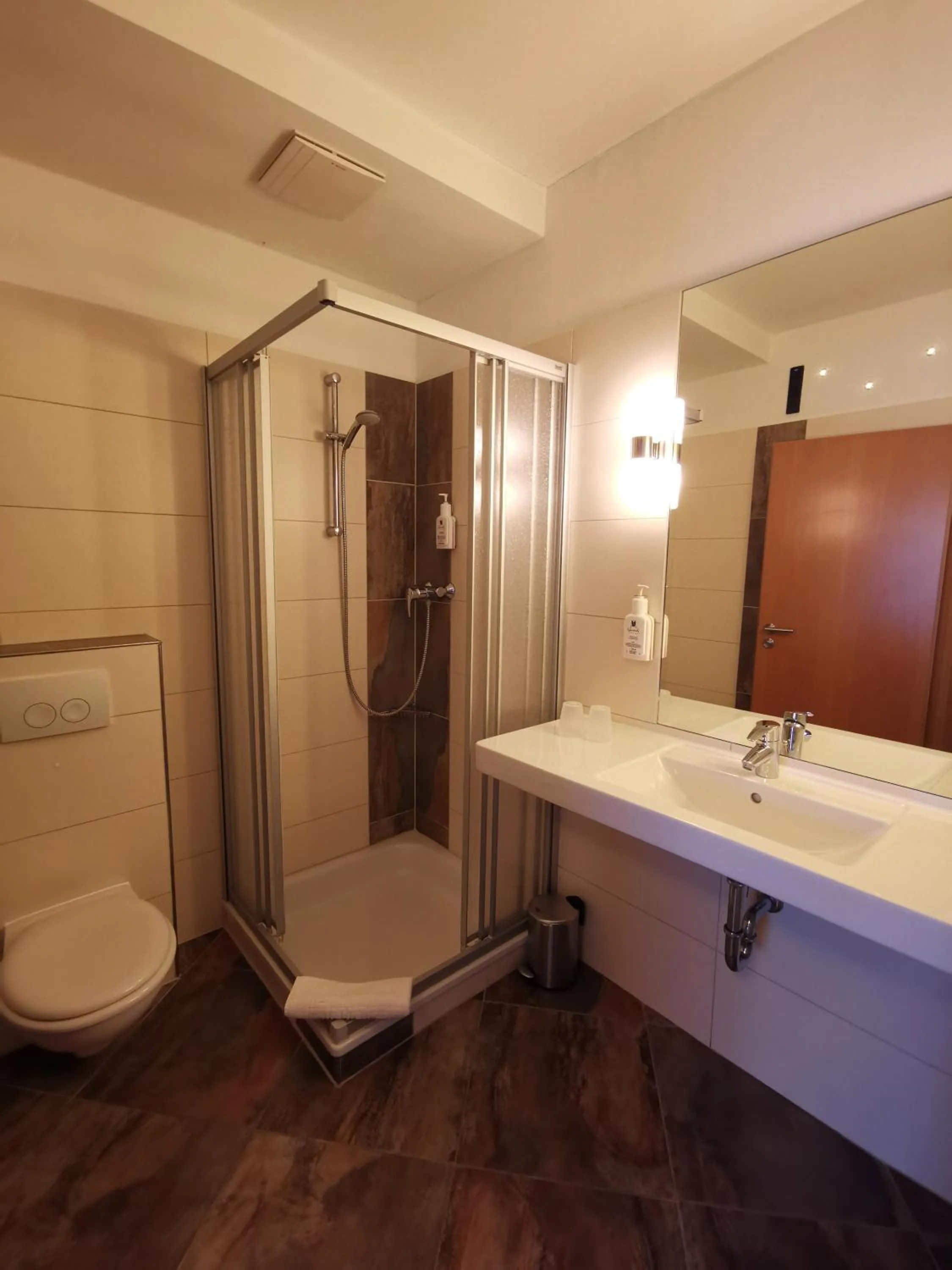 Bathroom in Hotel Bördehof, direkt an der A2 & A14, Restaurant, Tagung, individuell