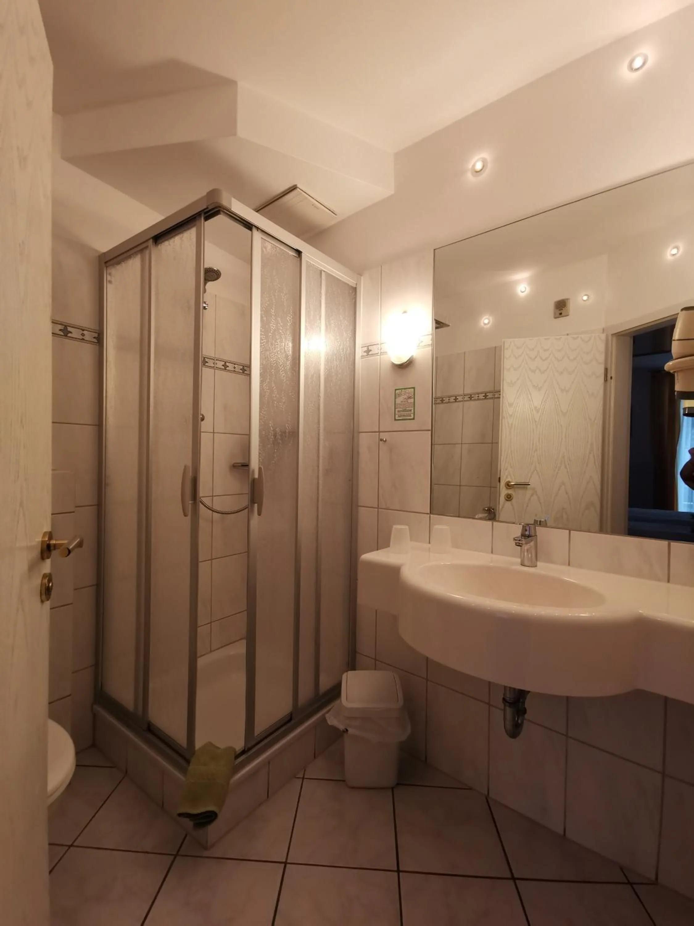 Bathroom in Hotel Bördehof, direkt an der A2 & A14, Restaurant, Tagung, individuell