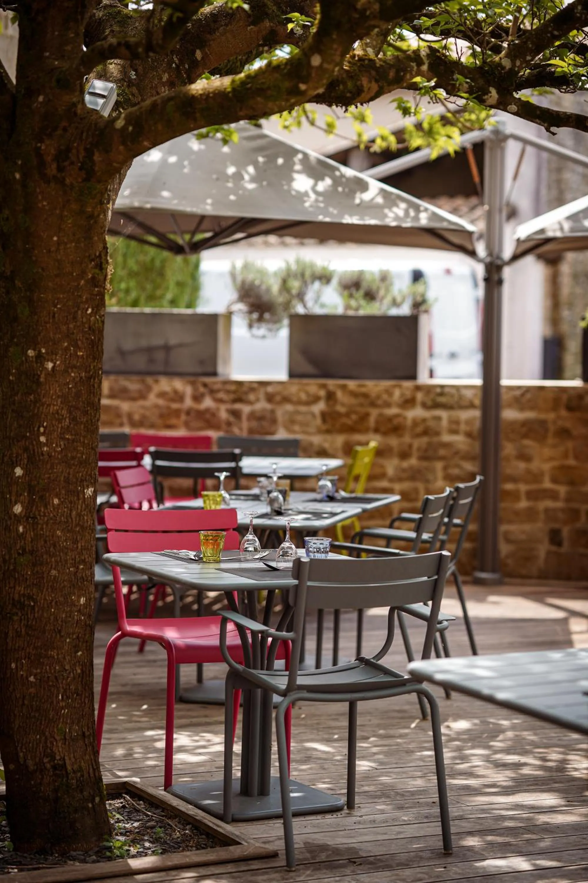 Patio in Logis Hostellerie de l'Abbaye