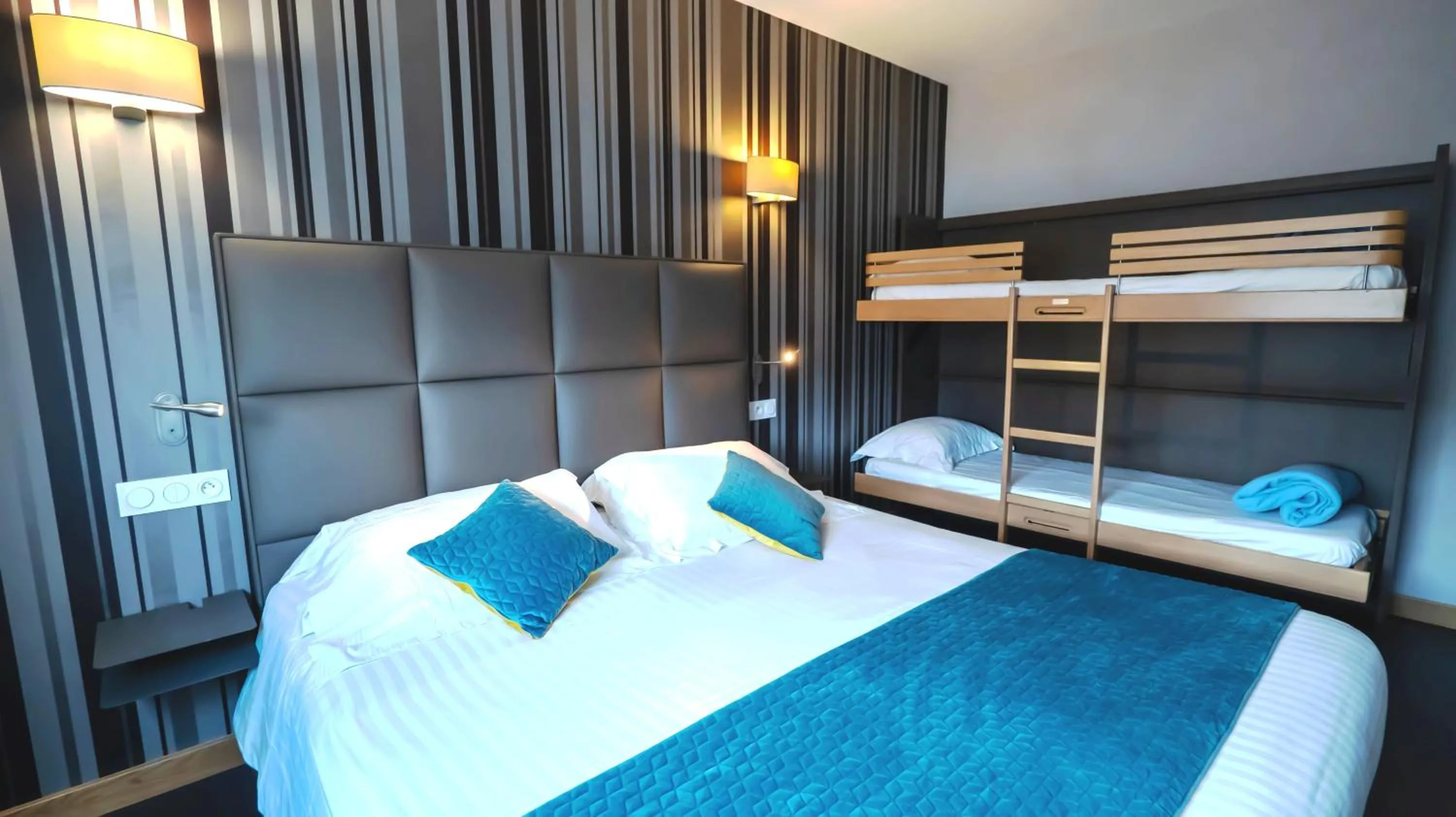 Bedroom, Bed in Hôtel d'Orléans