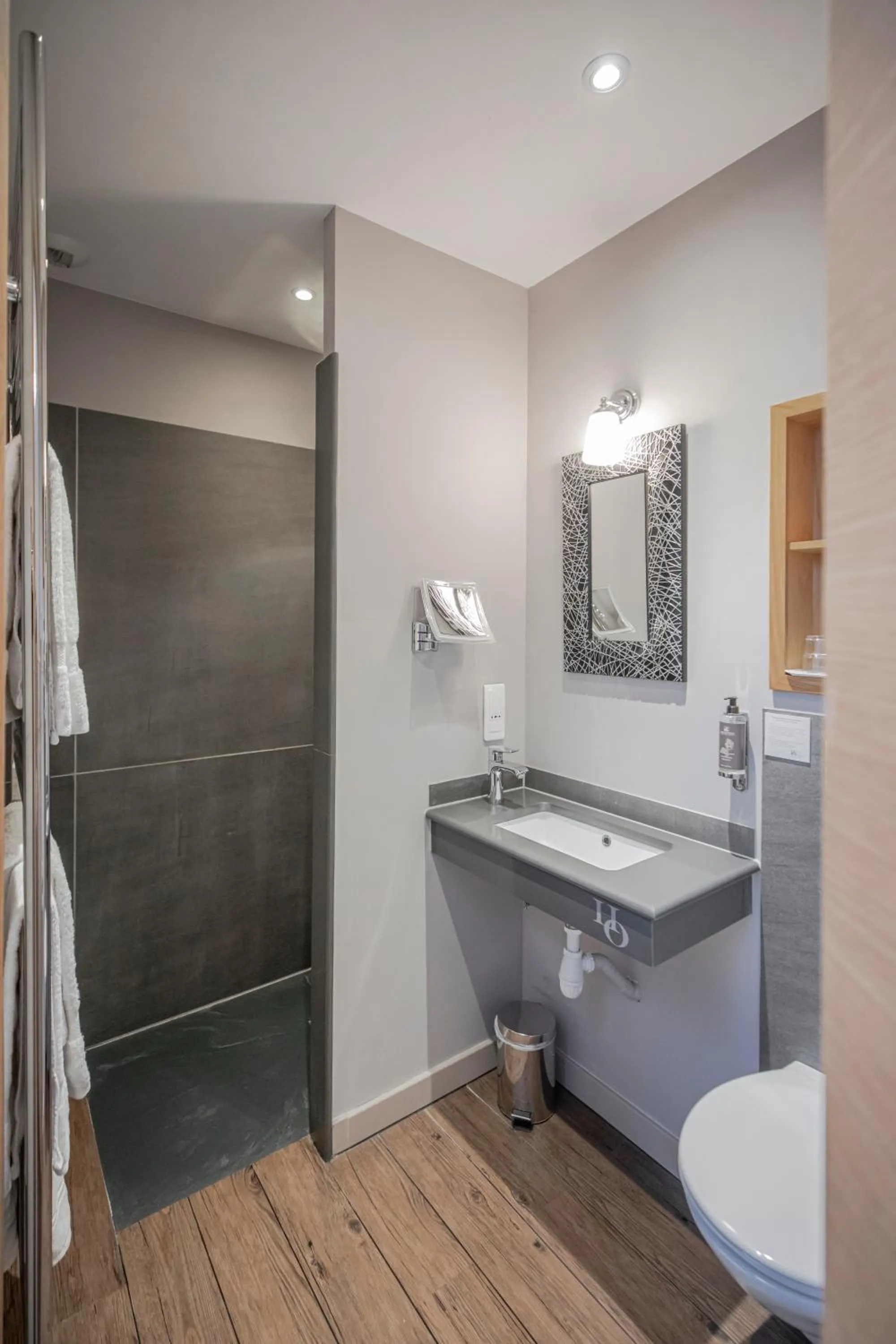 Shower in Hôtel d'Orléans