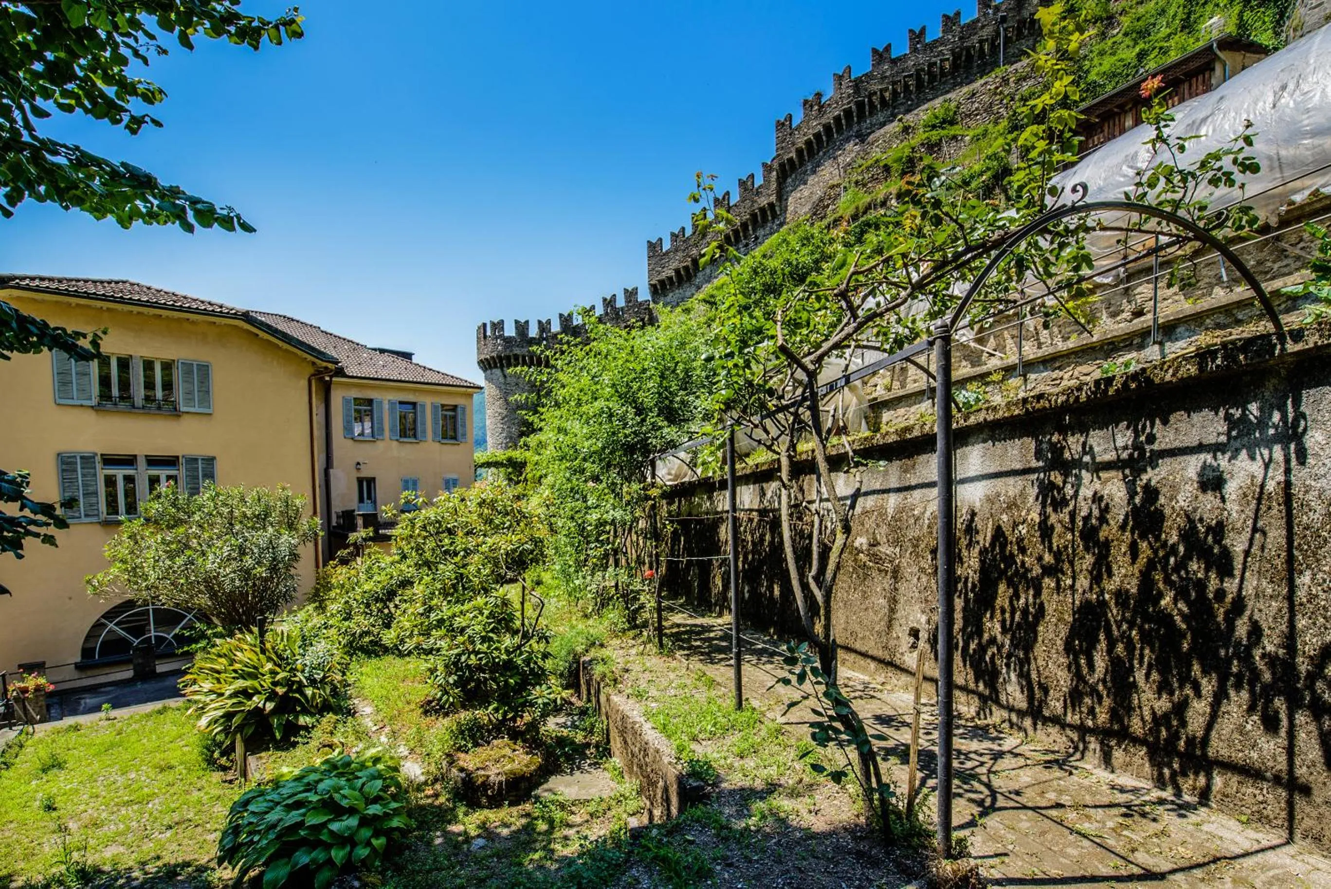 Garden in Ostello Montebello - Bellinzona Youth Hostel