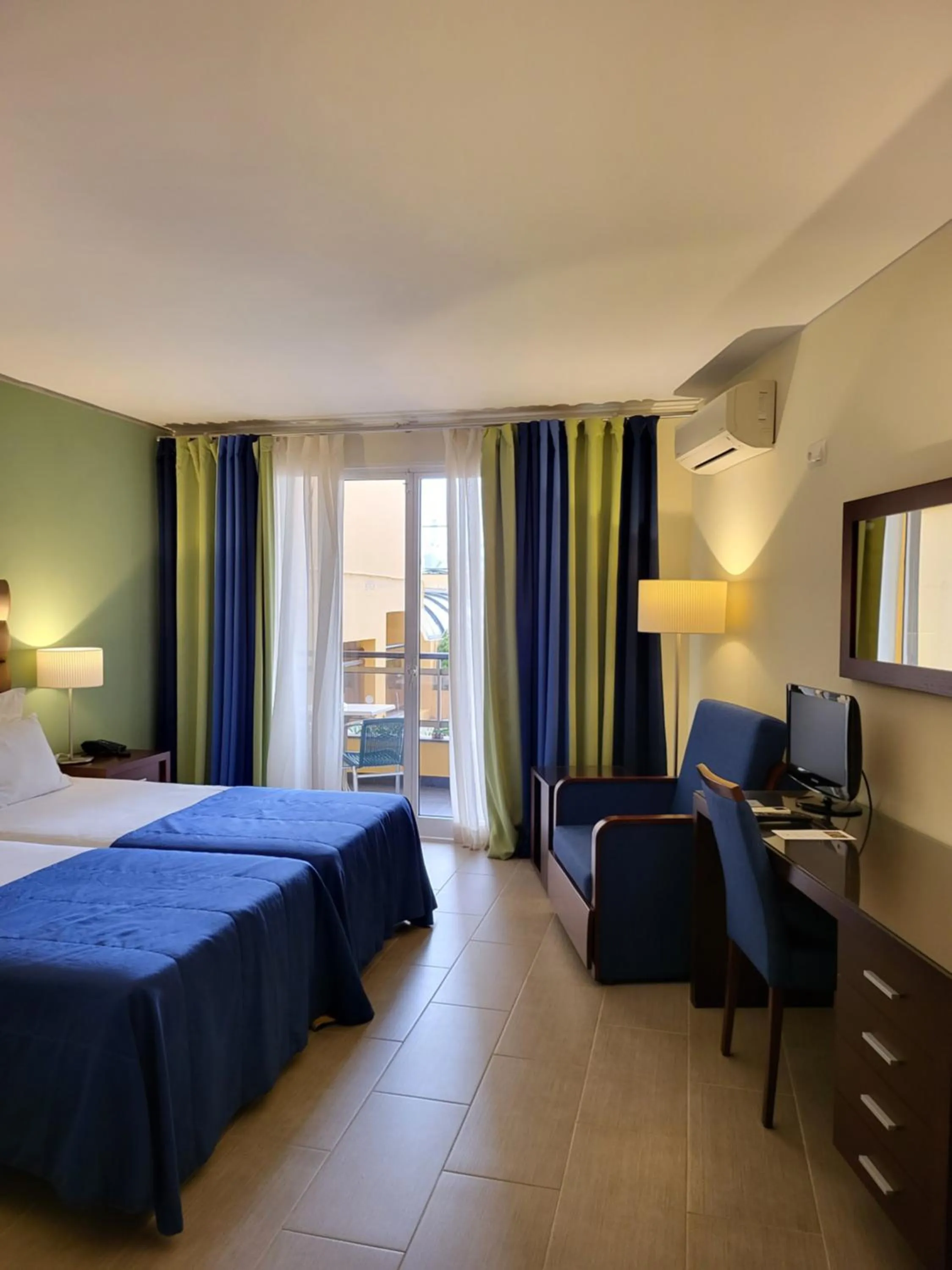 Bedroom, Bed in Hotel Cais da Oliveira