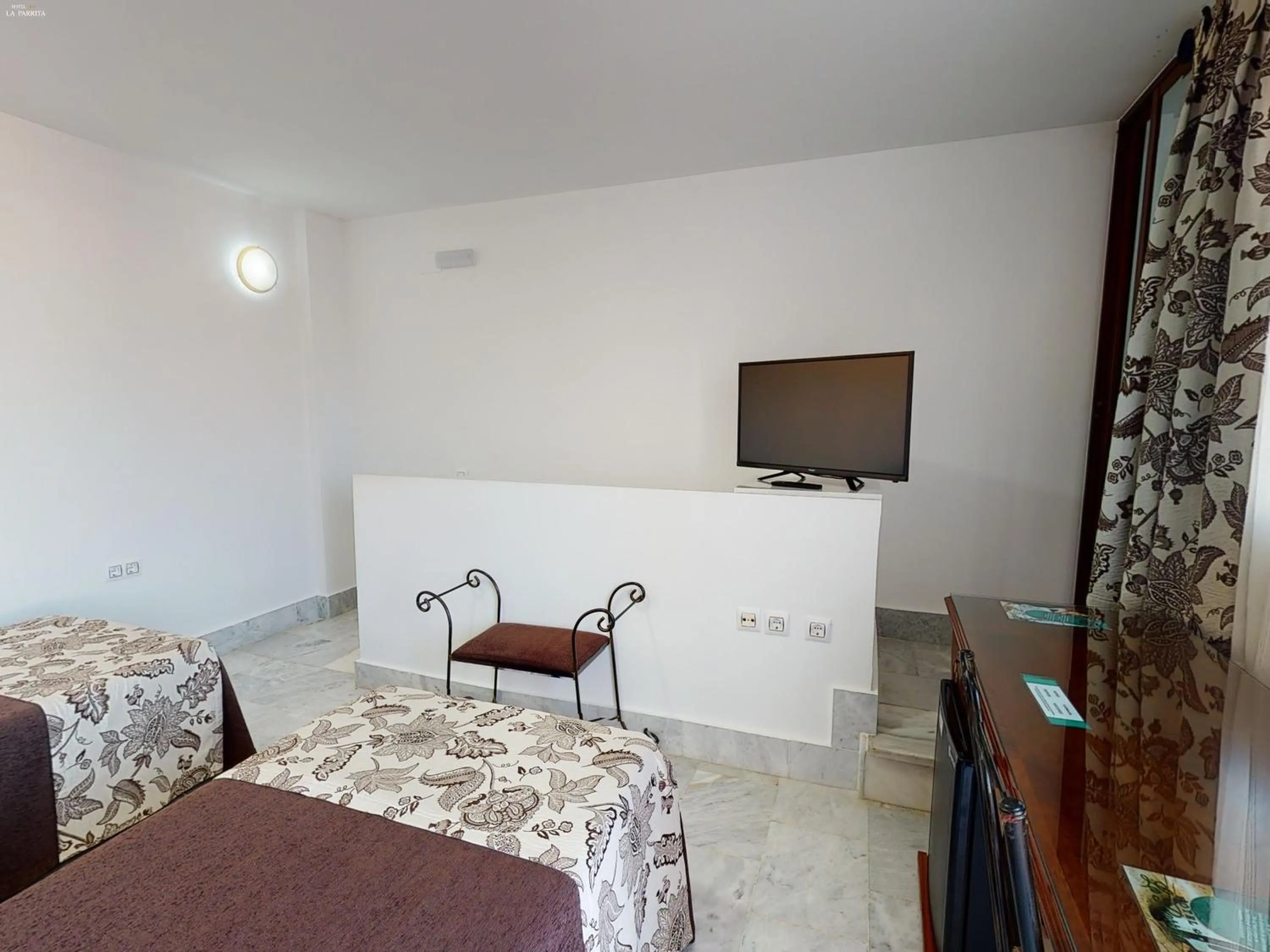 TV and multimedia, Bed in Hotel La Parrita