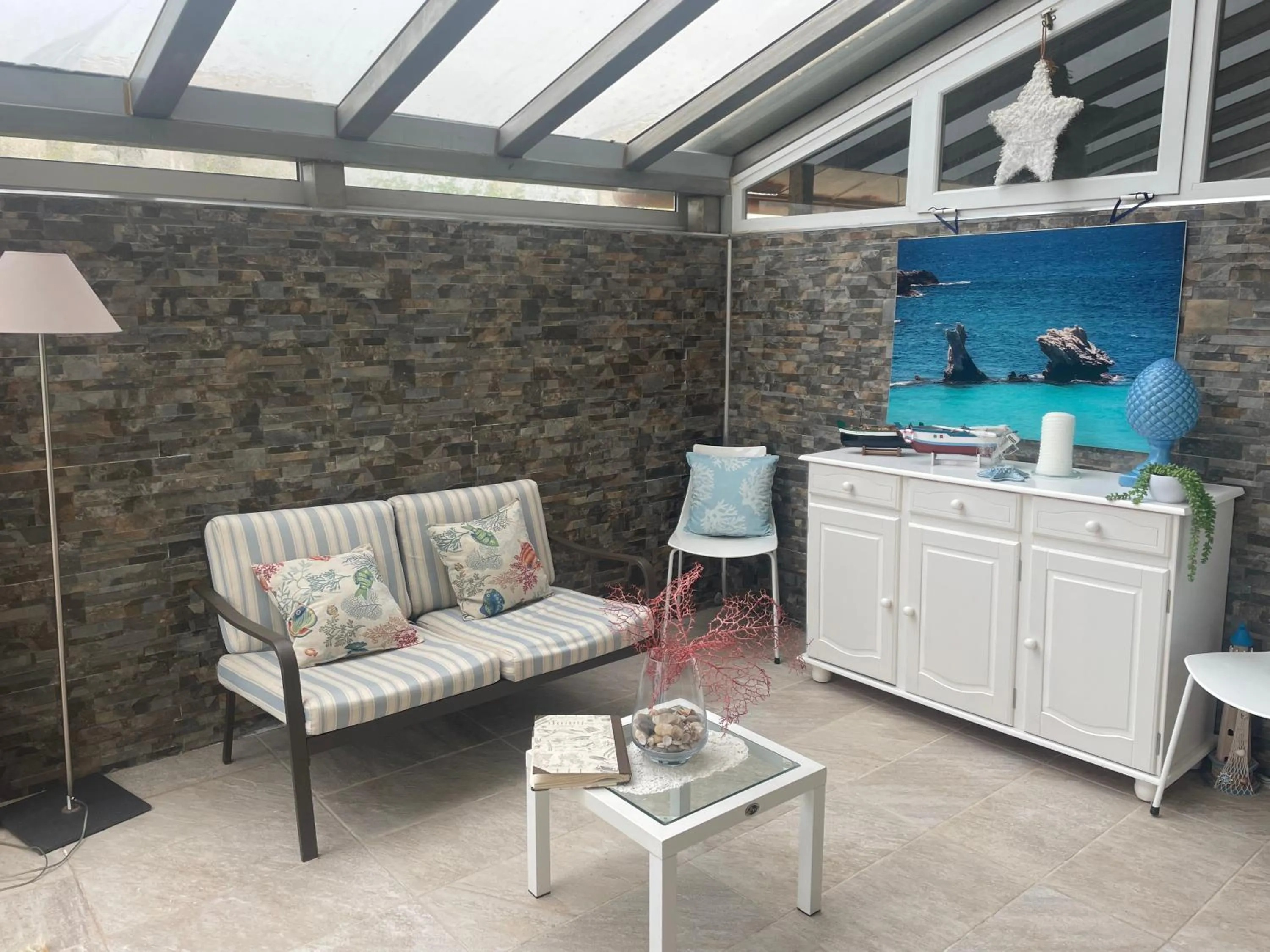 Communal lounge/ TV room in SUITEBEACH b&b and resort