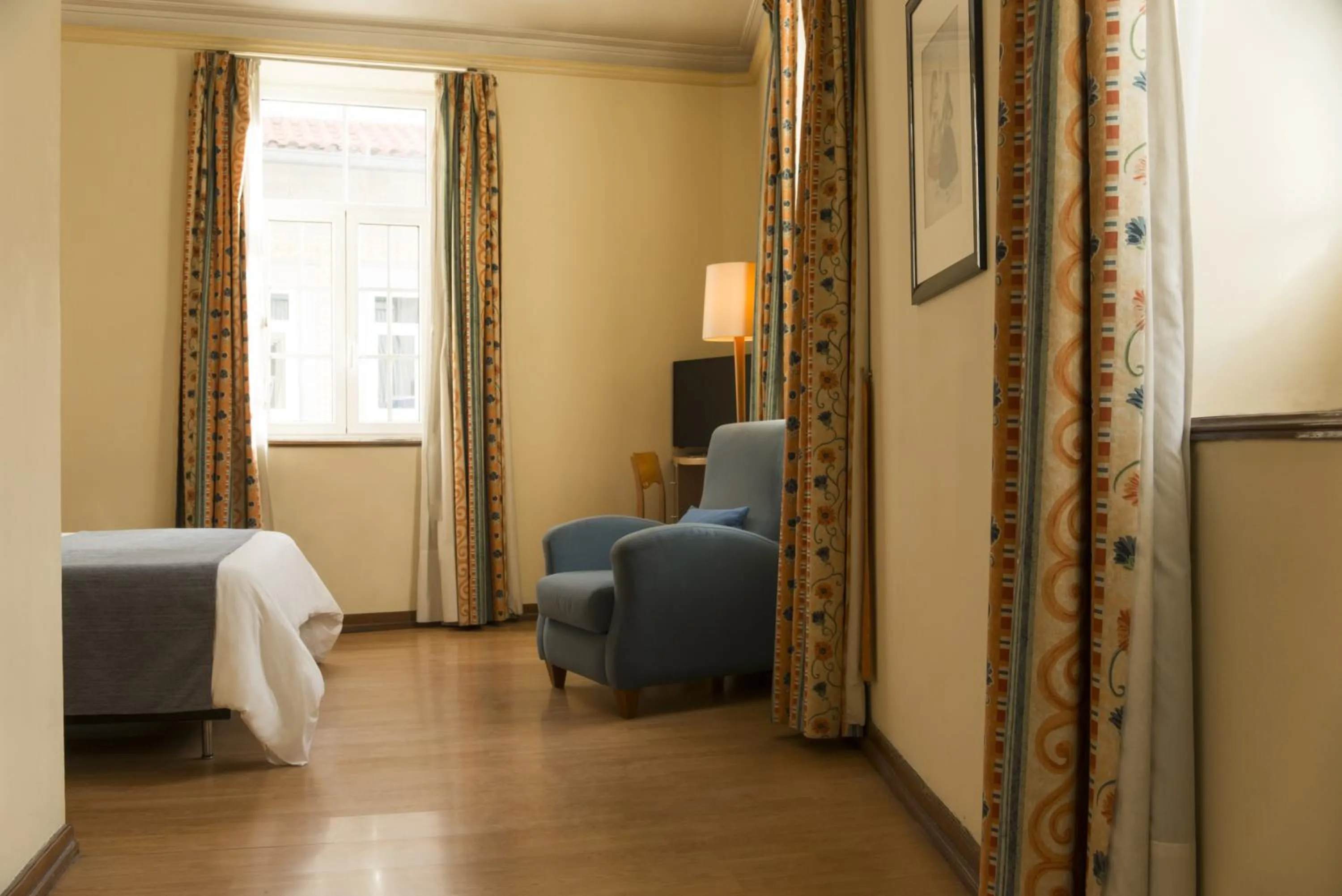 Seating area, Bed in Hotel Internacional Porto
