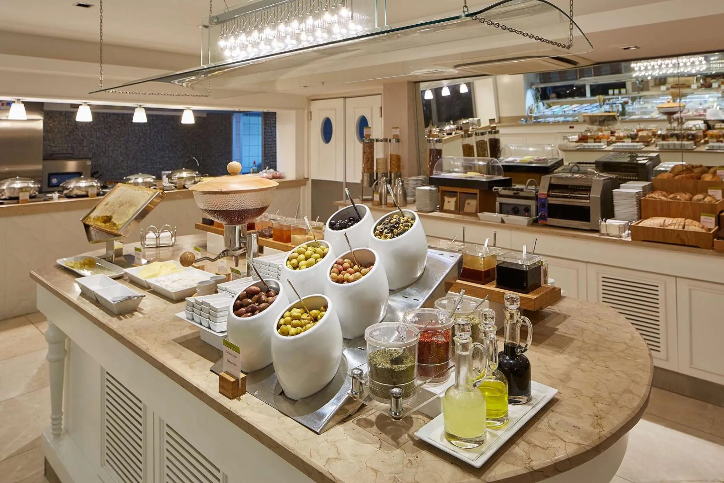 Restaurant/places to eat in DoubleTree by Hilton Izmir - Alsancak