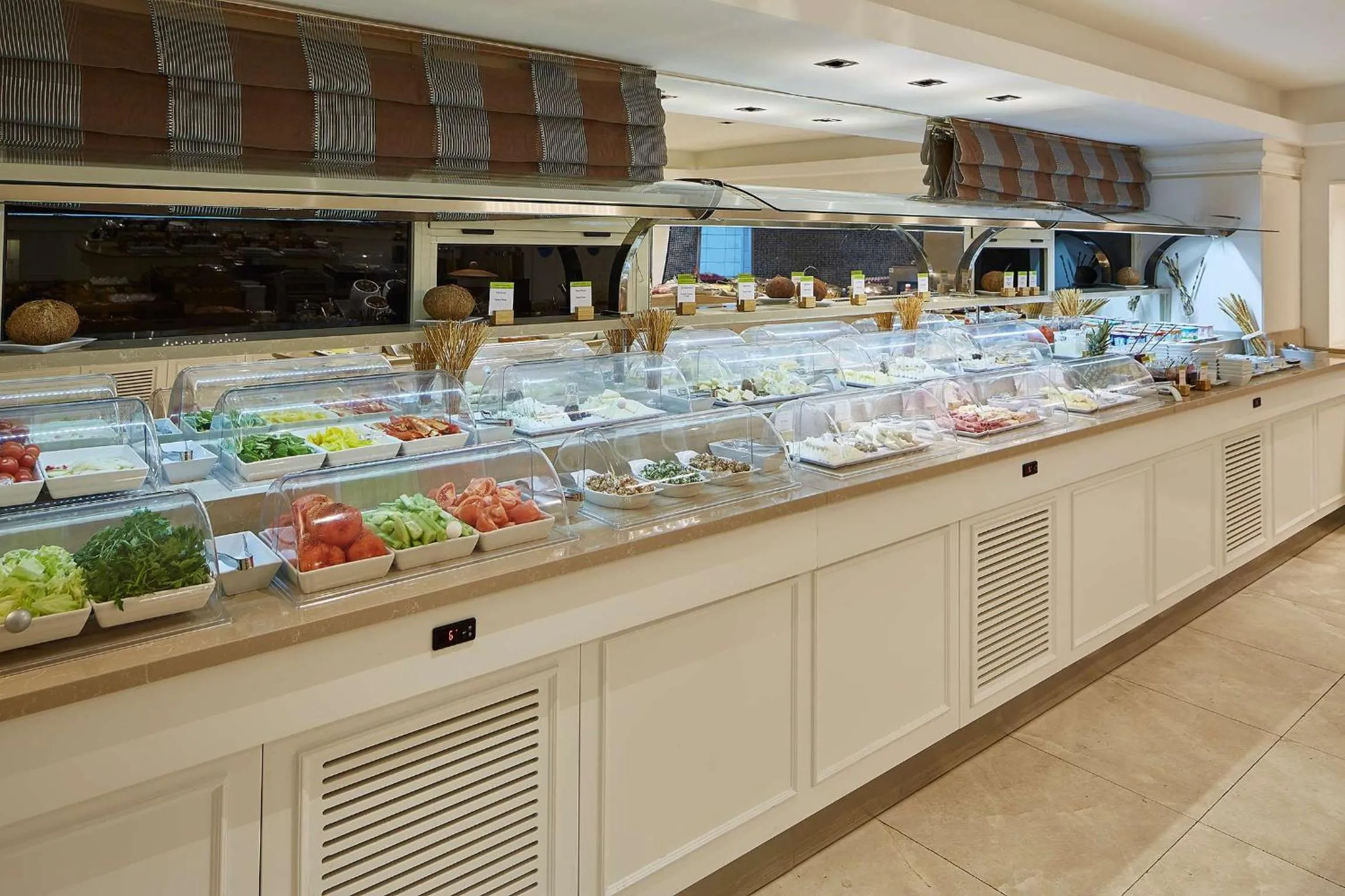 Restaurant/places to eat in DoubleTree by Hilton Izmir - Alsancak