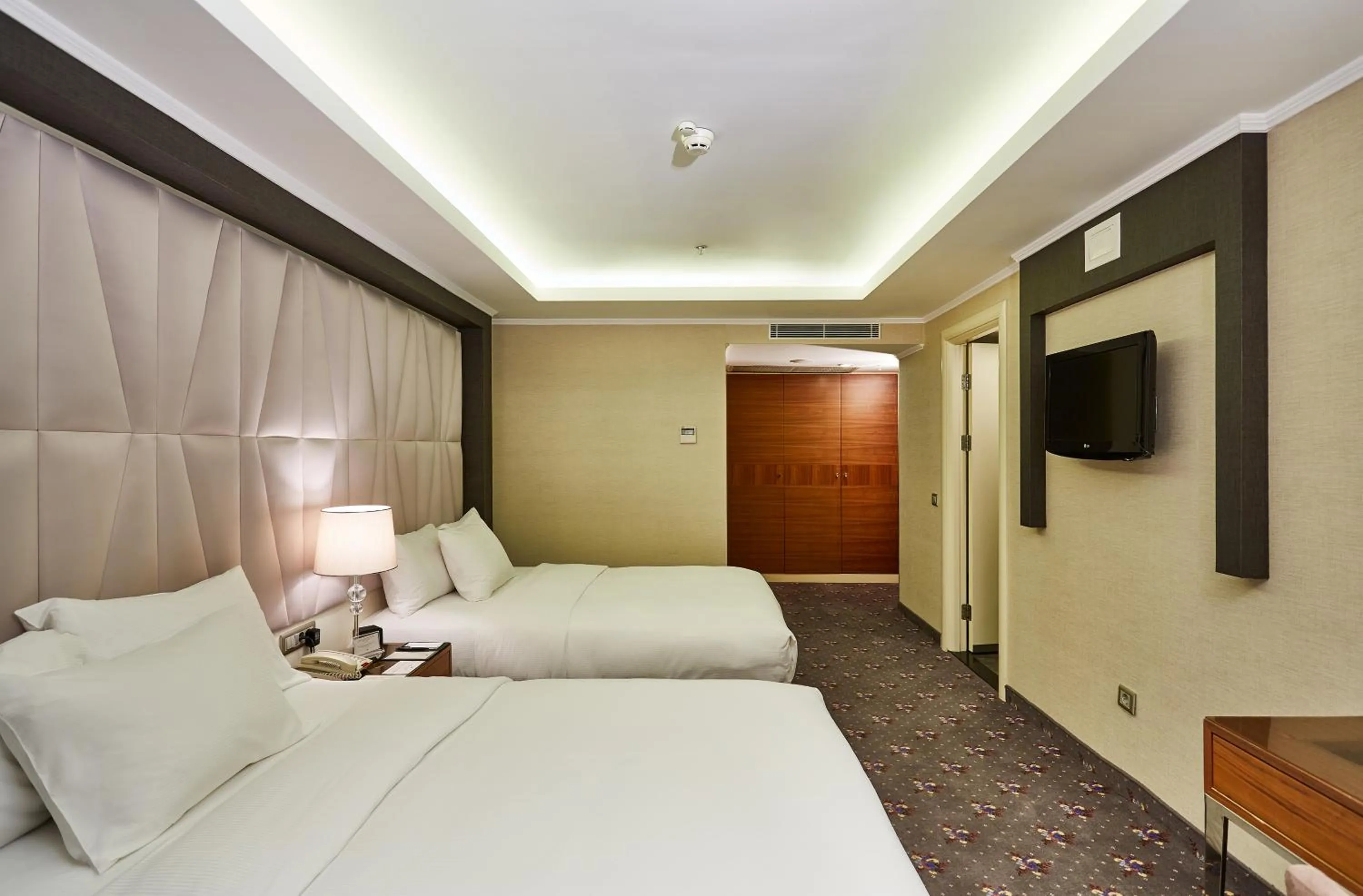 Bed in DoubleTree by Hilton Izmir - Alsancak