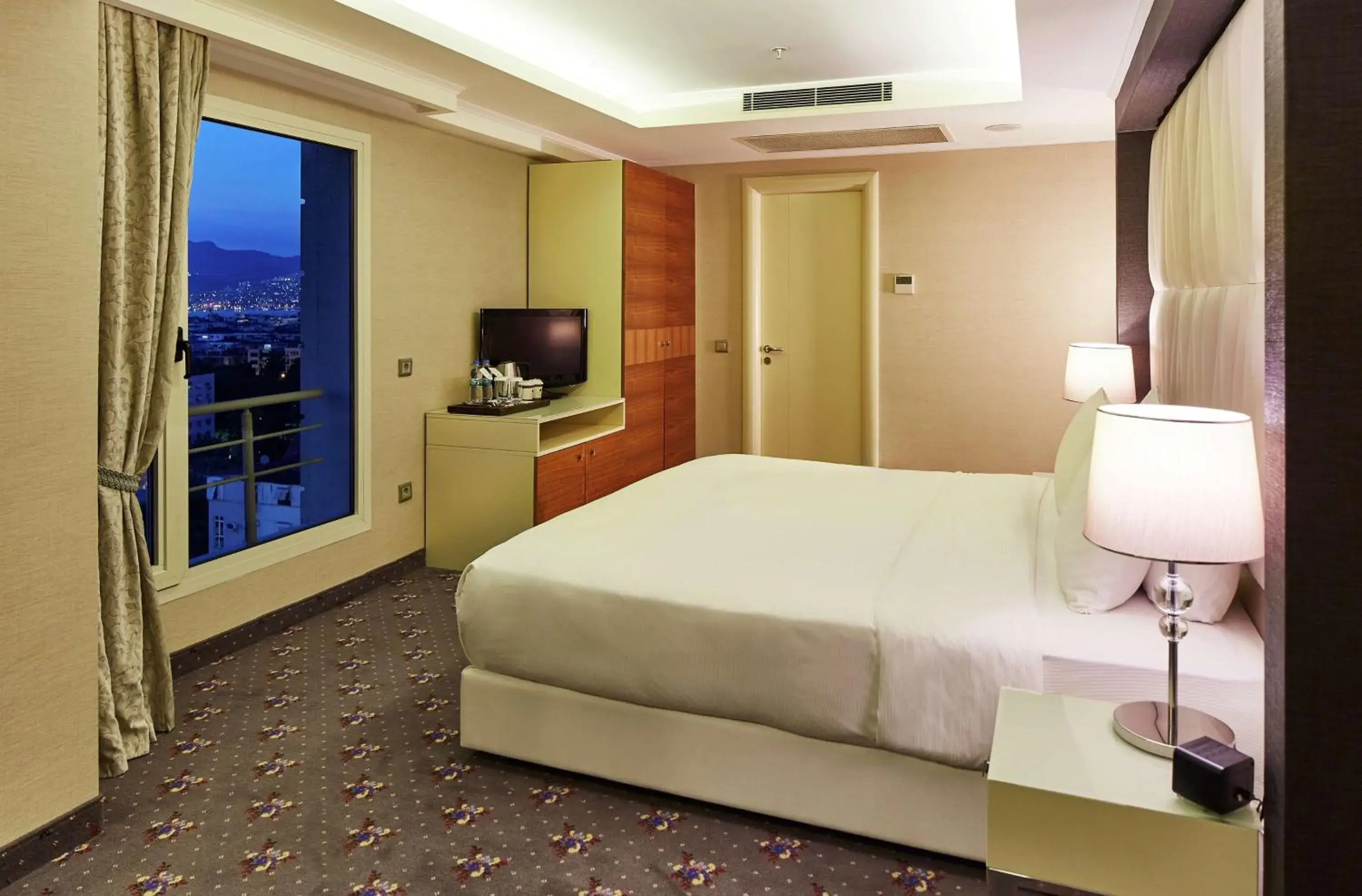 Deluxe King Room with Sea View - single occupancy in DoubleTree by Hilton Izmir - Alsancak Deluxe King Room with Sea View - single occupancy in DoubleTree by Hilton Izmir - Alsancak