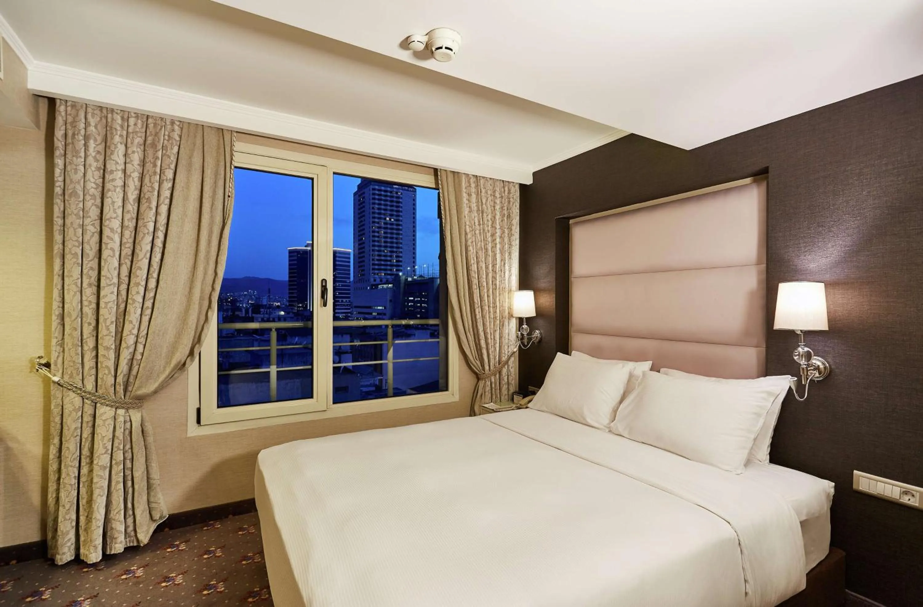 Bed in DoubleTree by Hilton Izmir - Alsancak