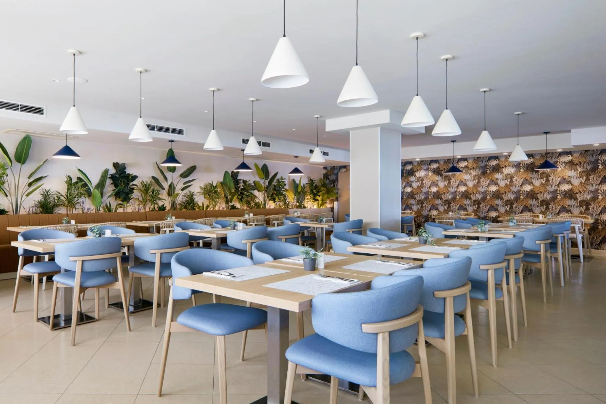 Restaurant/places to eat in Dom Jose Beach Hotel (Plus)