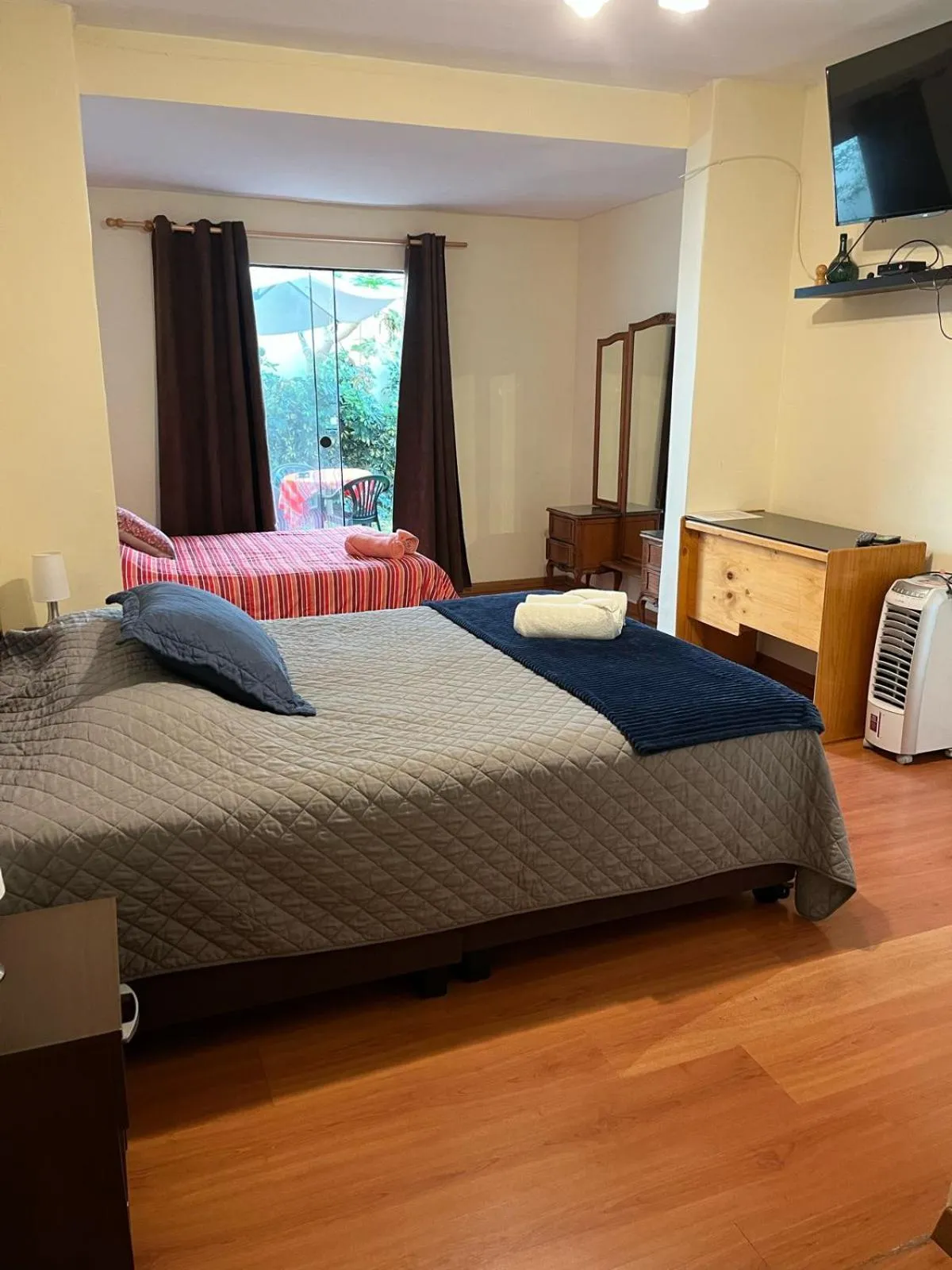 Communal lounge/ TV room, Bed in Uli´s house