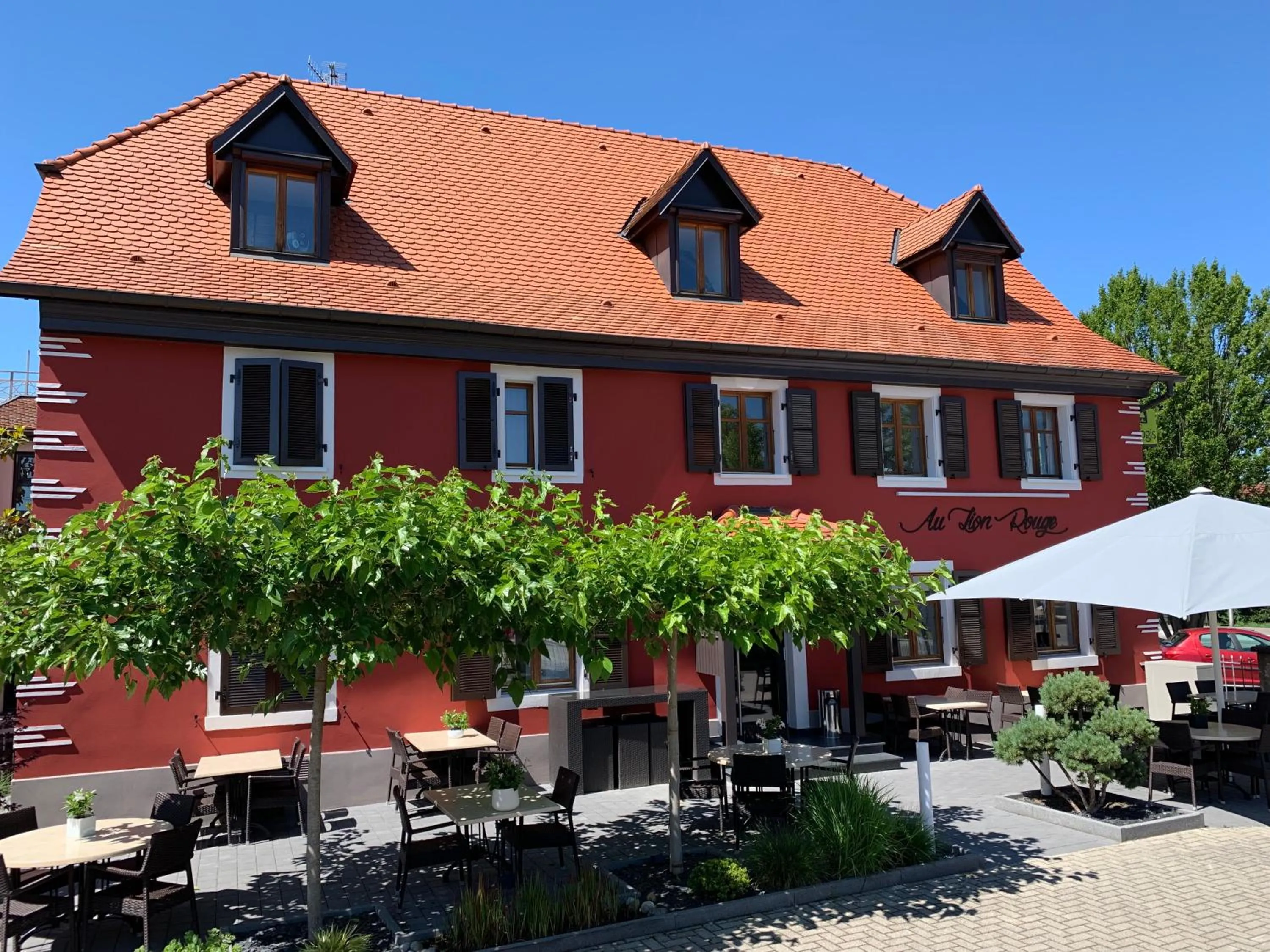Property building in Logis Hôtel Restaurant Au Lion Rouge