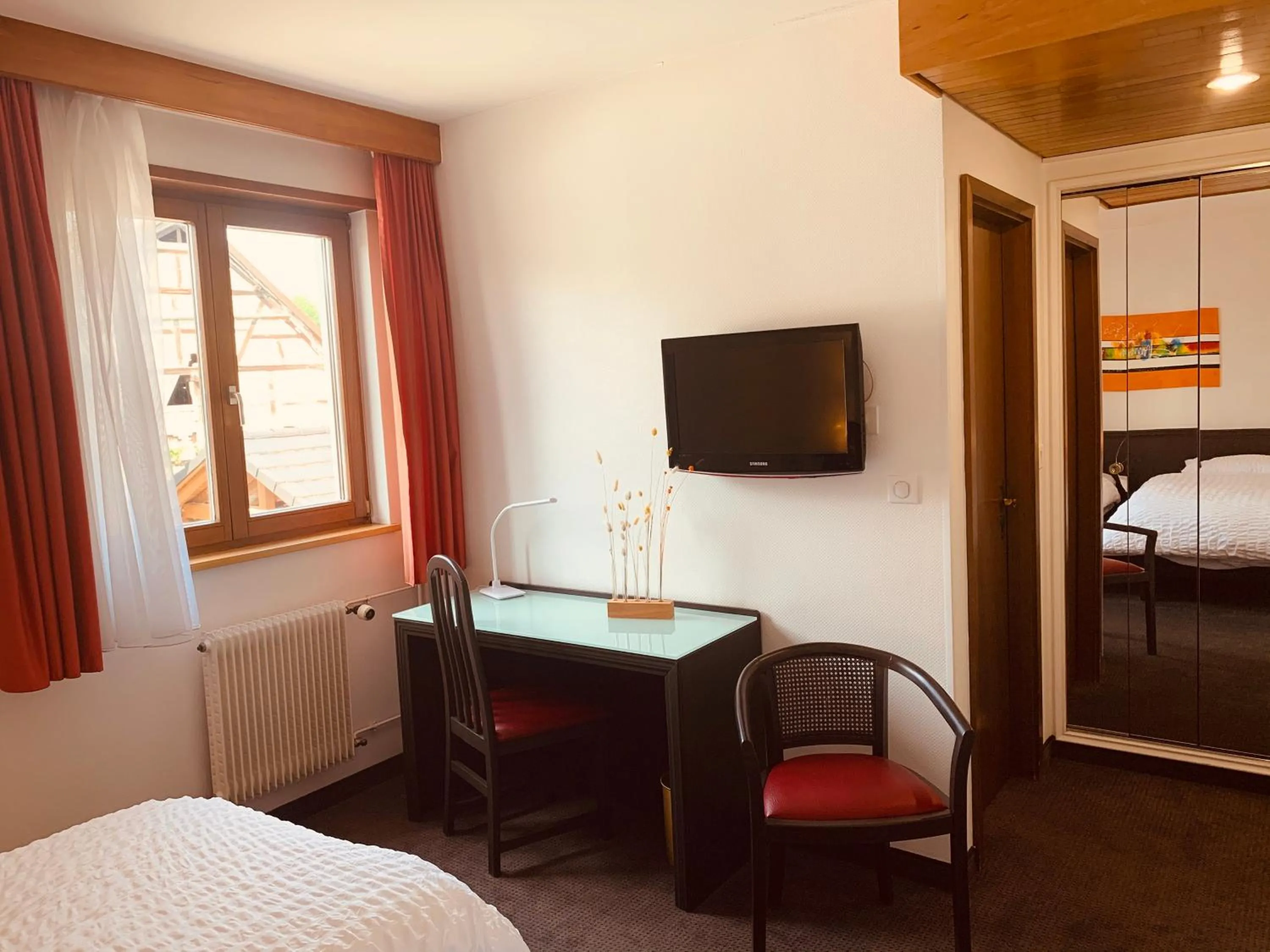 Seating area, Bed in Logis Hôtel Restaurant Au Lion Rouge