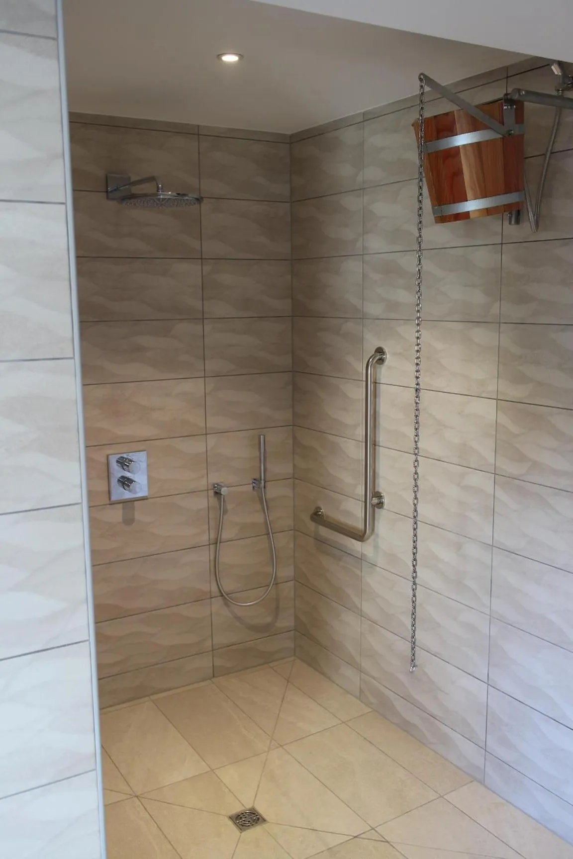 Spa and wellness centre/facilities in Logis Hôtel Restaurant Au Lion Rouge