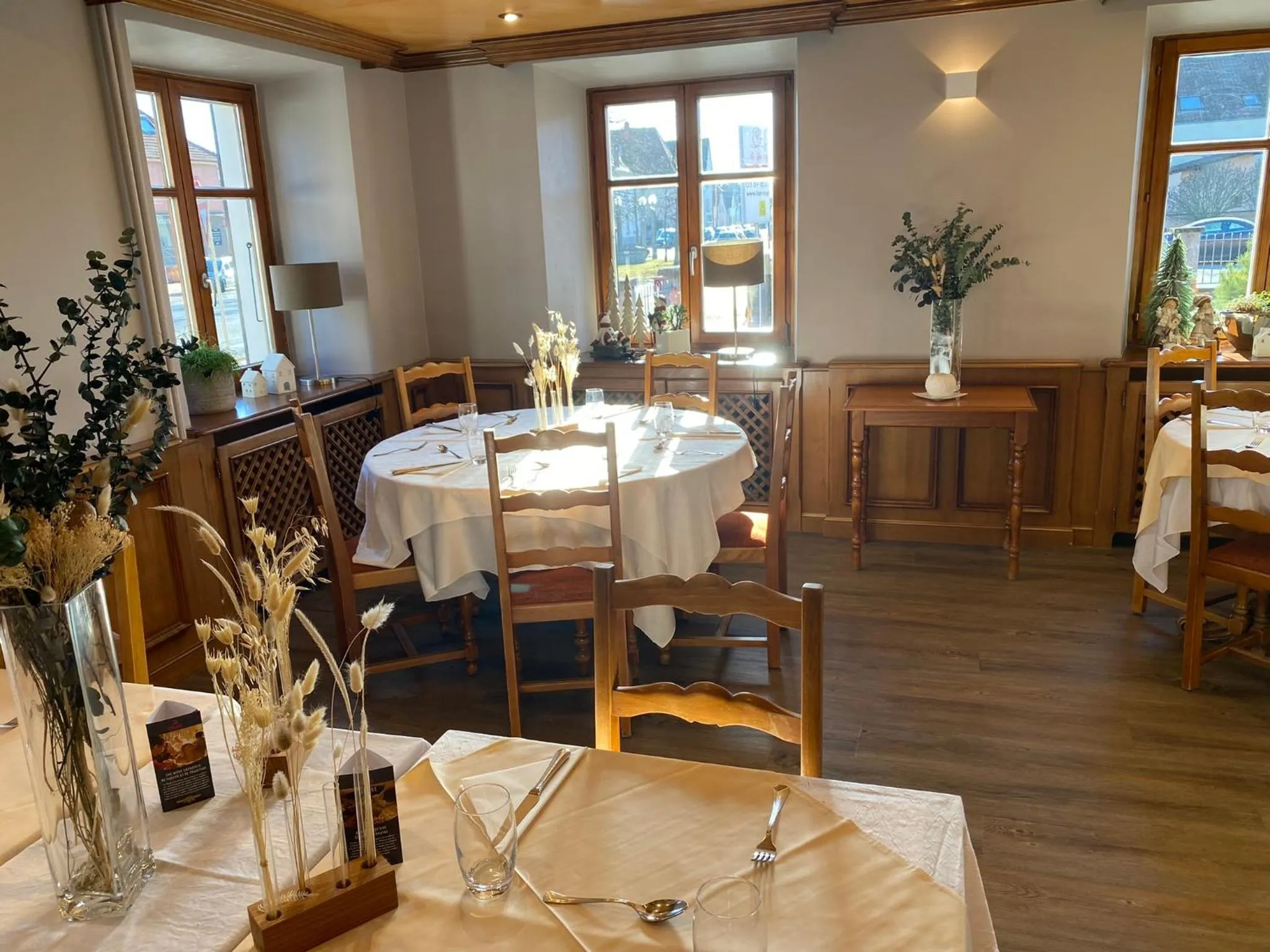 Restaurant/places to eat in Logis Hôtel Restaurant Au Lion Rouge