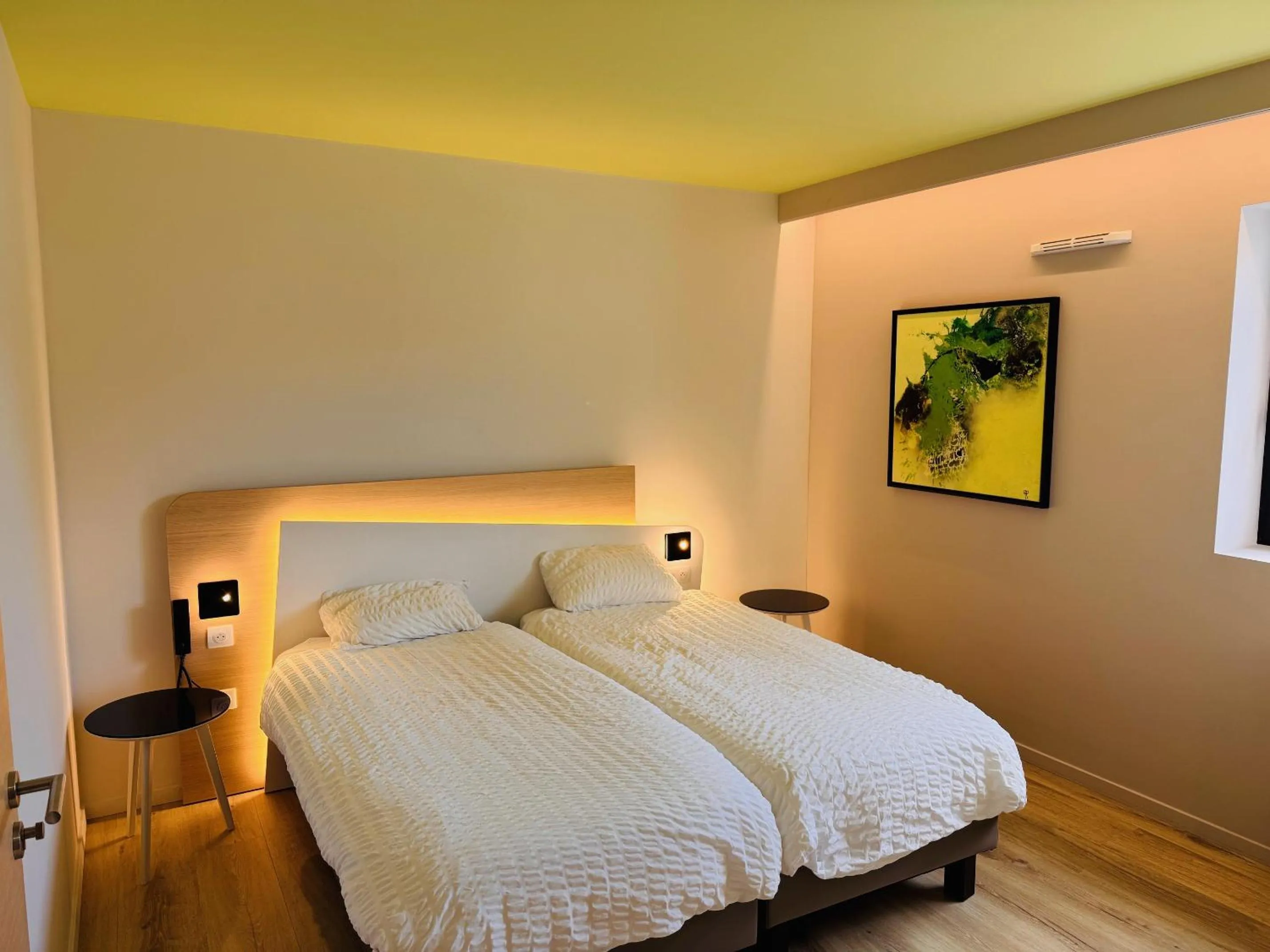 Bed in Logis Hôtel Restaurant Au Lion Rouge