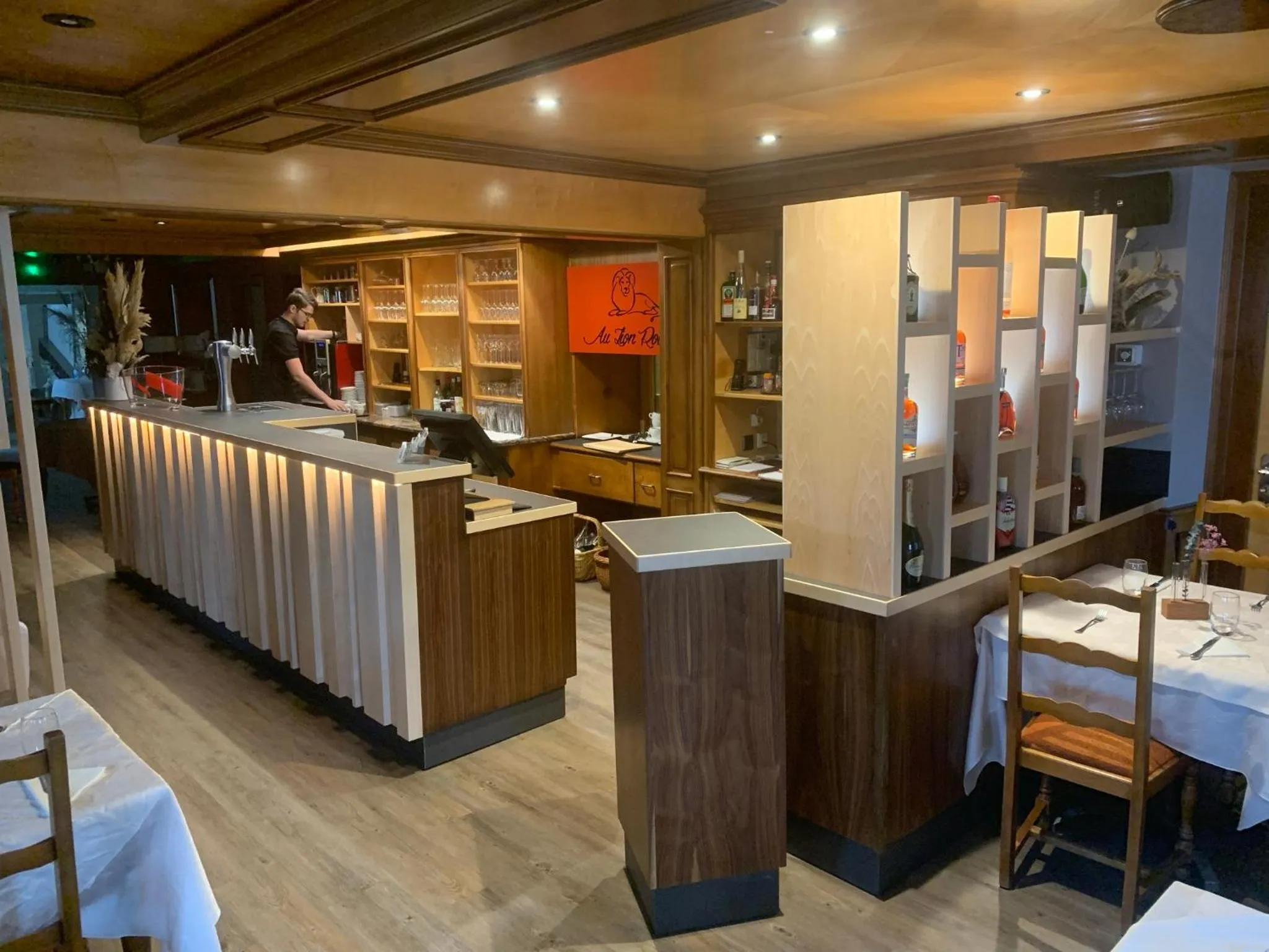 Lounge or bar in Logis Hôtel Restaurant Au Lion Rouge