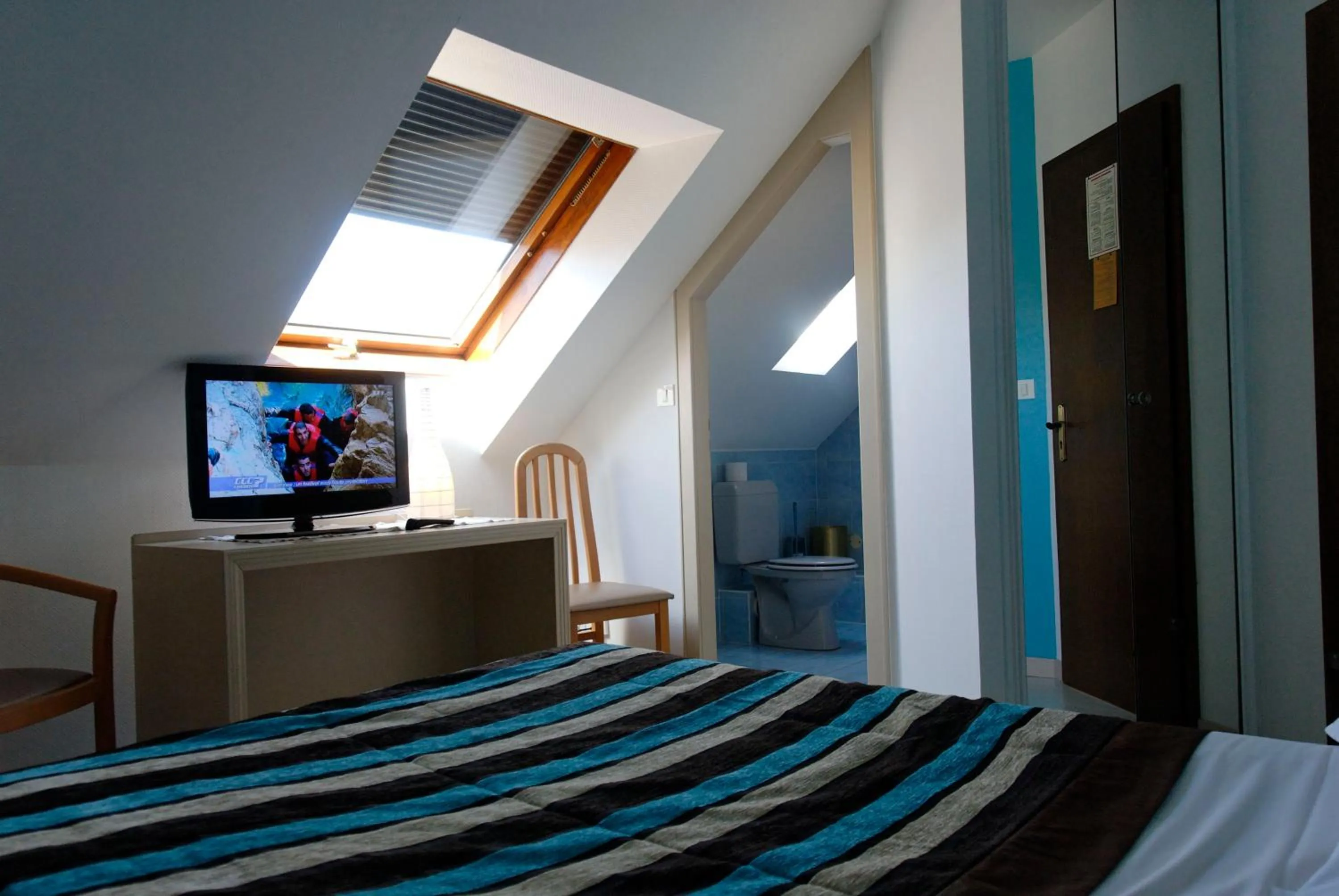 Photo of the whole room, Bed in Logis Hôtel Restaurant Au Lion Rouge