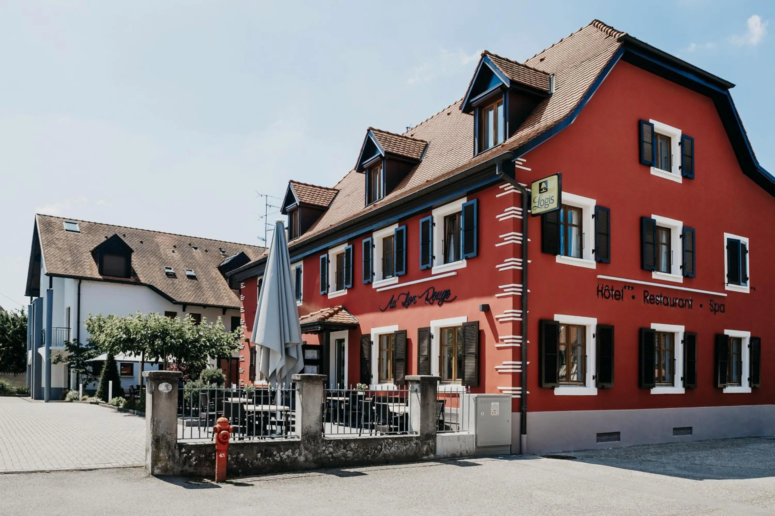 Property building in Logis Hôtel Restaurant Au Lion Rouge