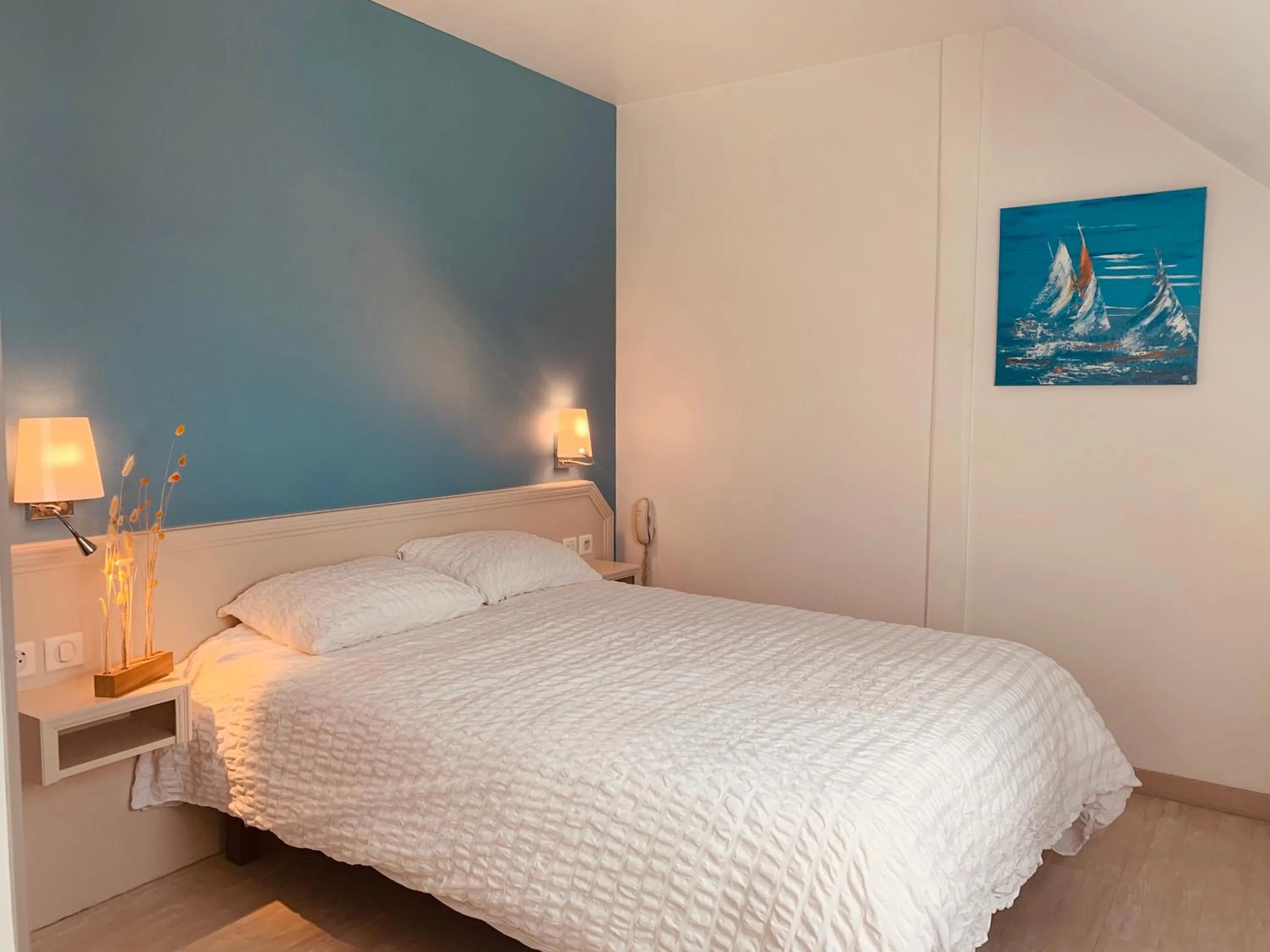 Bed in Logis Hôtel Restaurant Au Lion Rouge