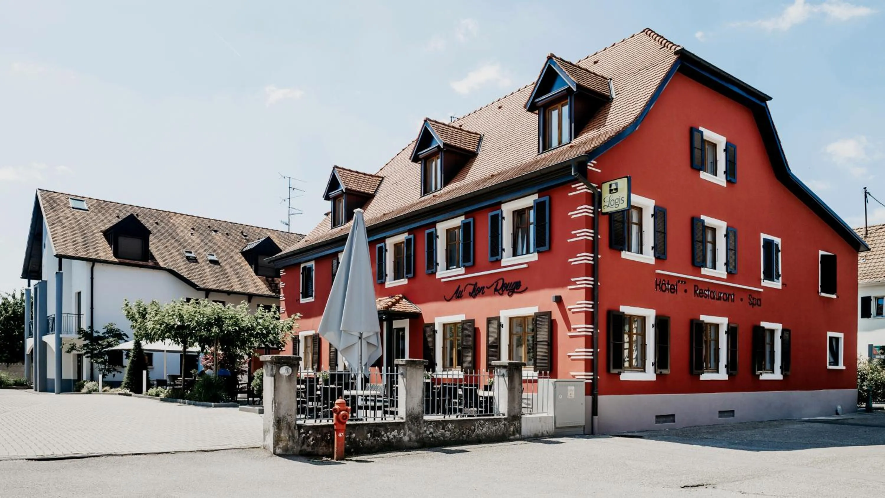 Property building in Logis Hôtel Restaurant Au Lion Rouge