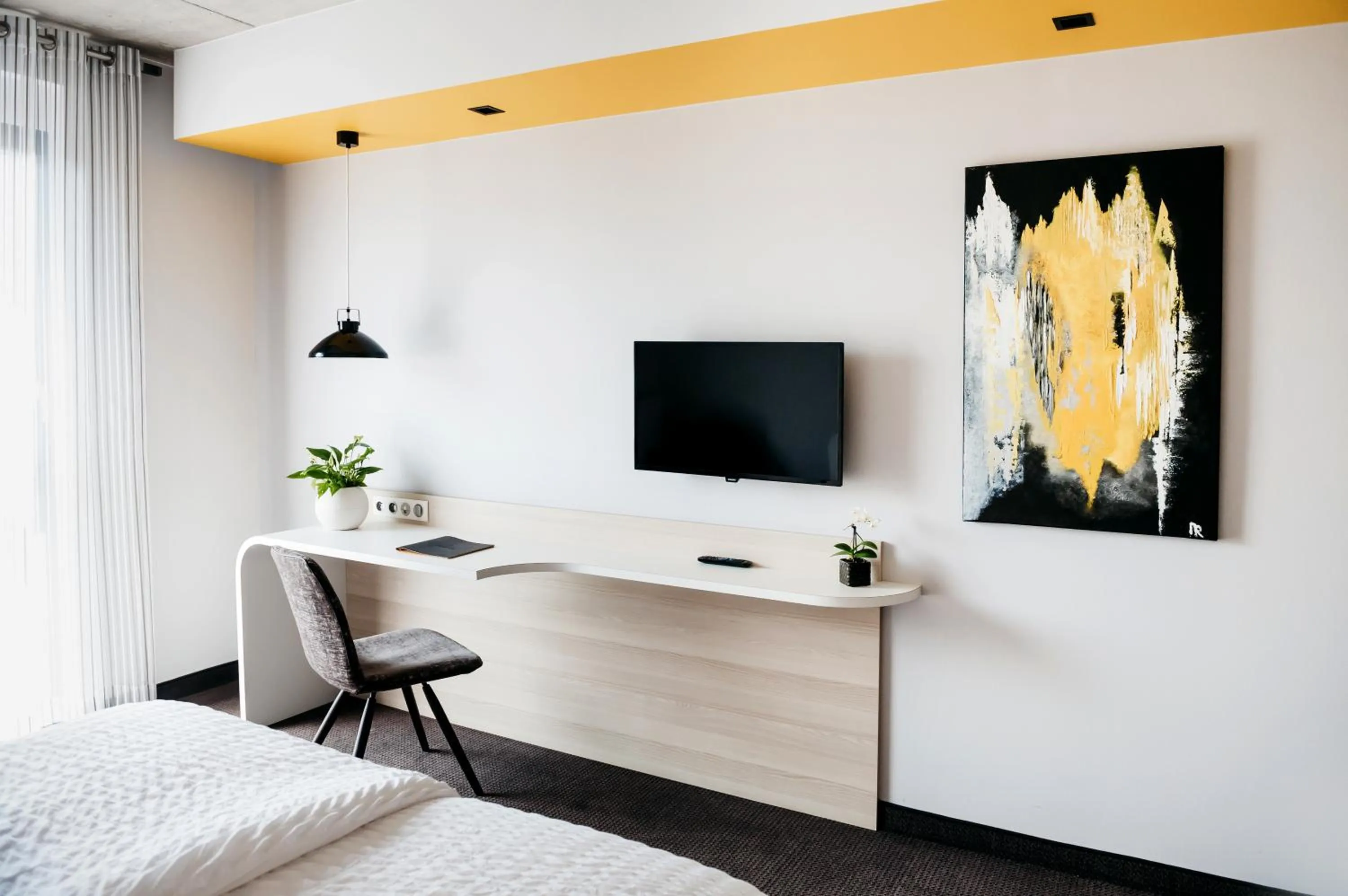 TV and multimedia, Bed in Logis Hôtel Restaurant Au Lion Rouge