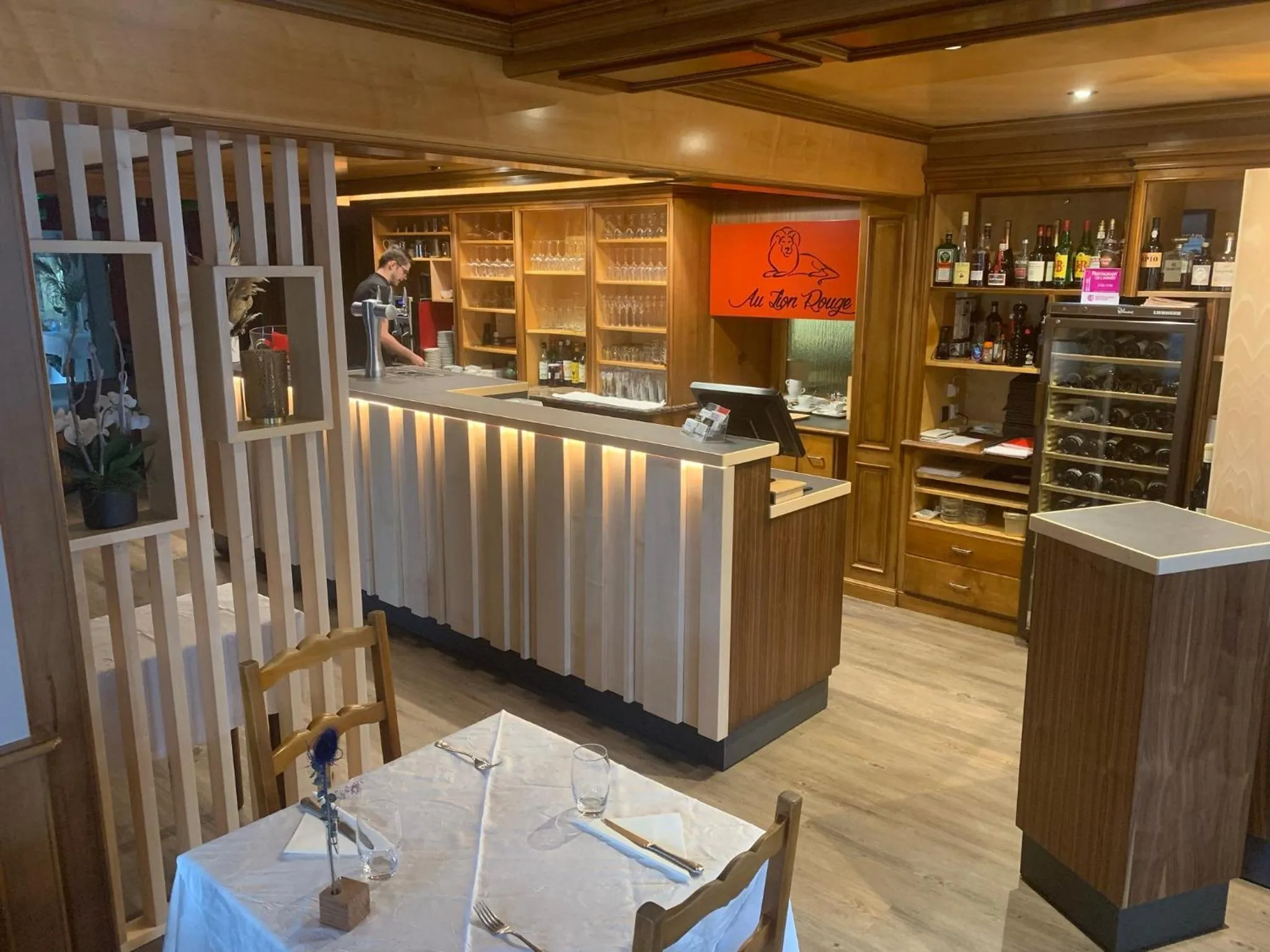 Lounge or bar in Logis Hôtel Restaurant Au Lion Rouge