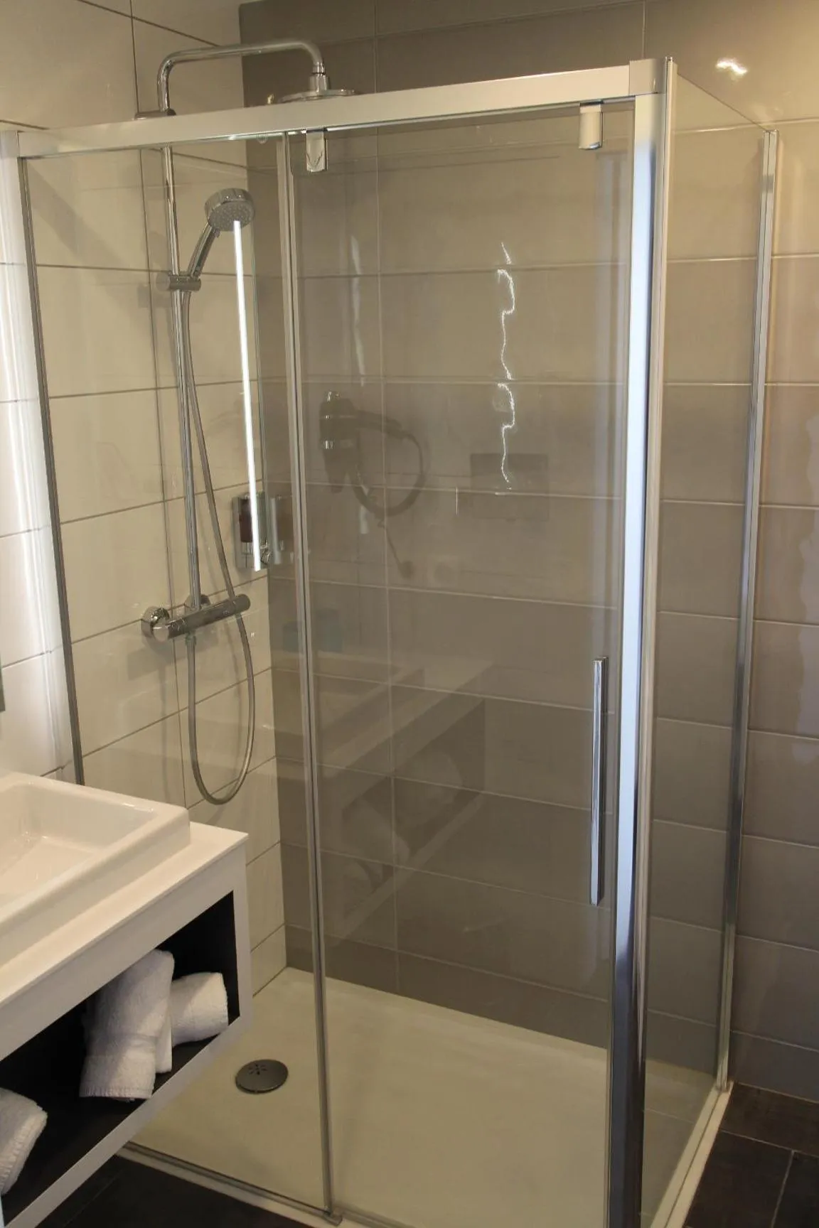 Bathroom in Logis Hôtel Restaurant Au Lion Rouge