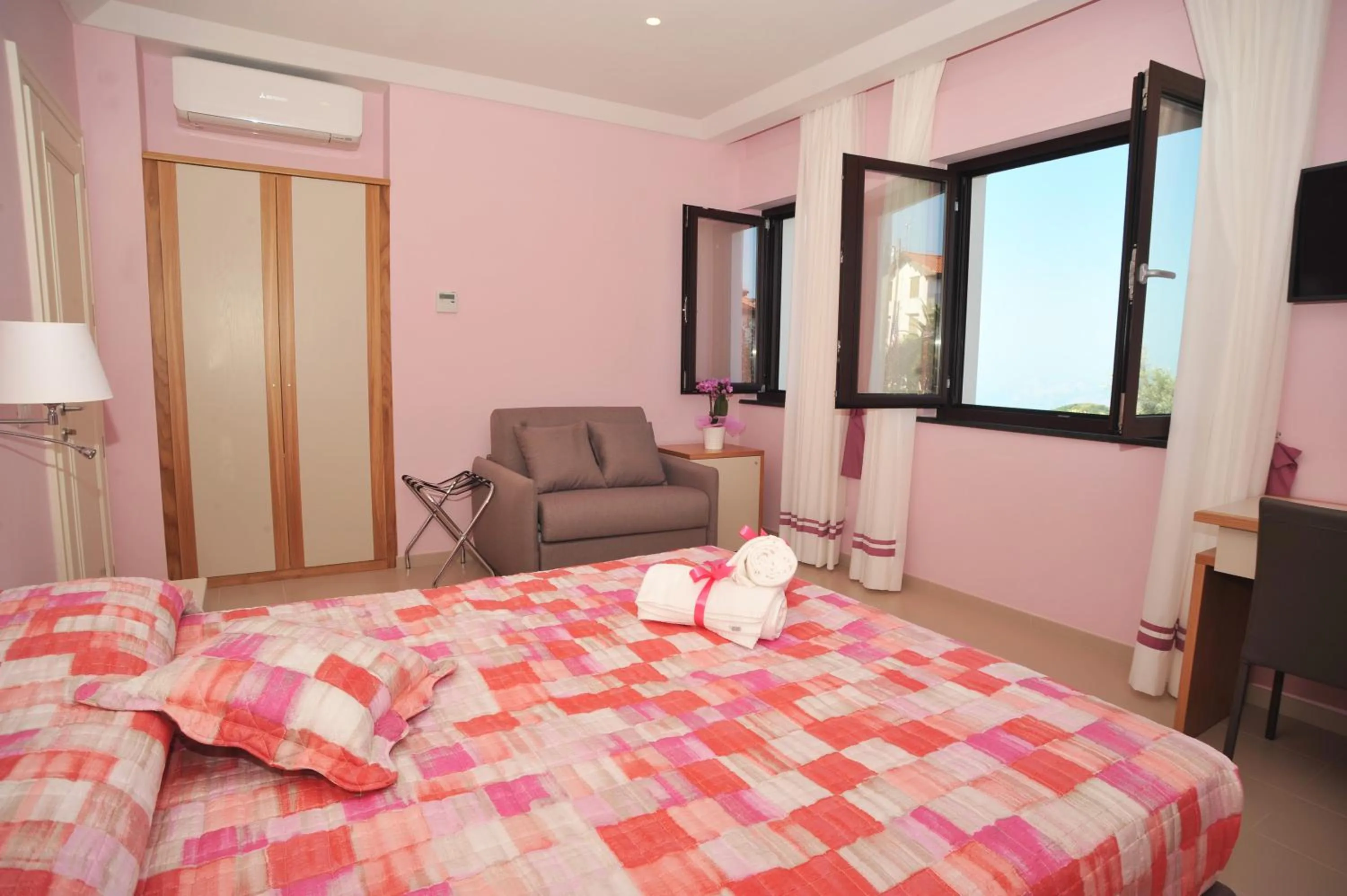 Bed in Villa Paradise Resort