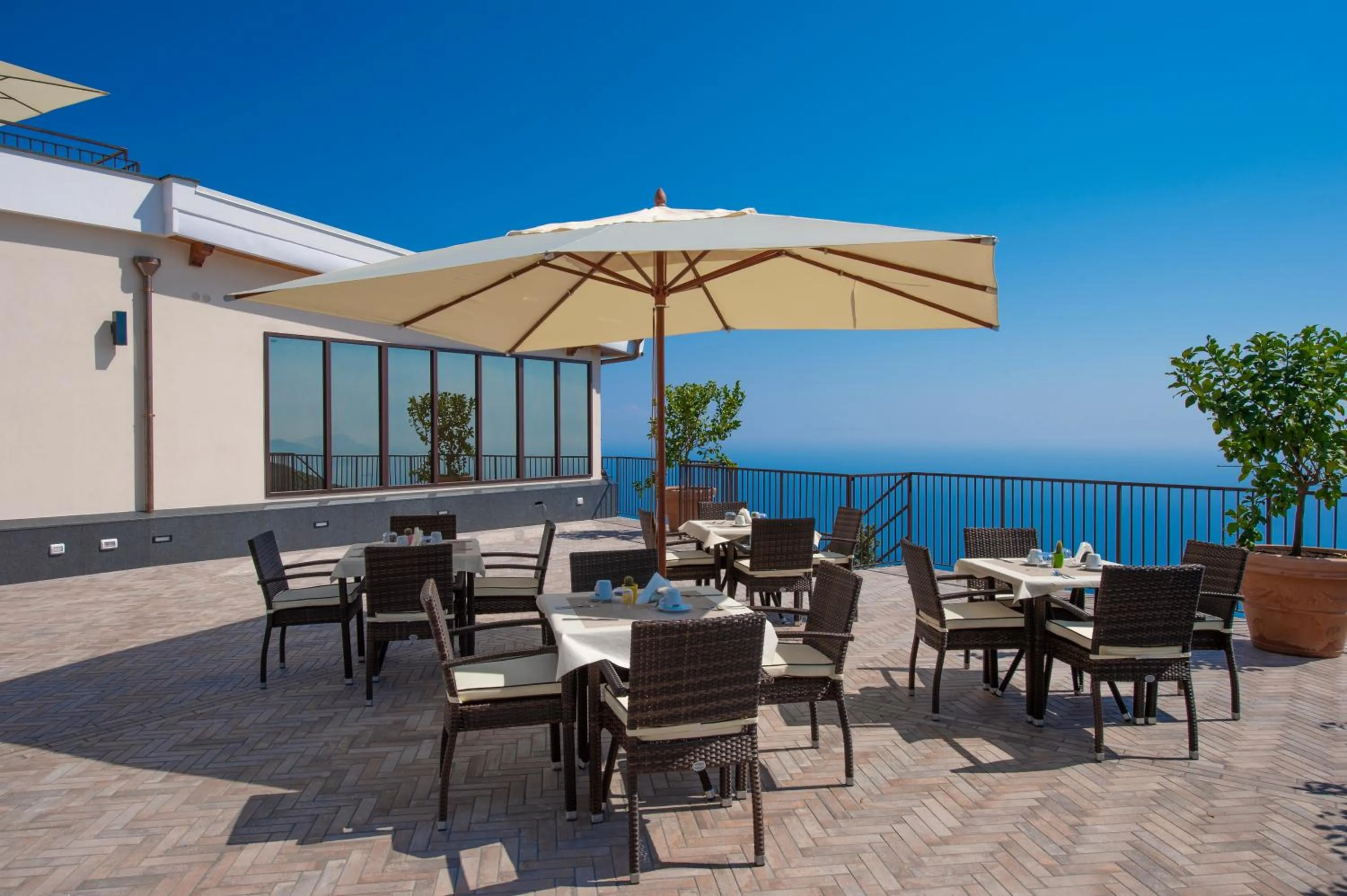 Buffet breakfast in Villa Paradise Resort