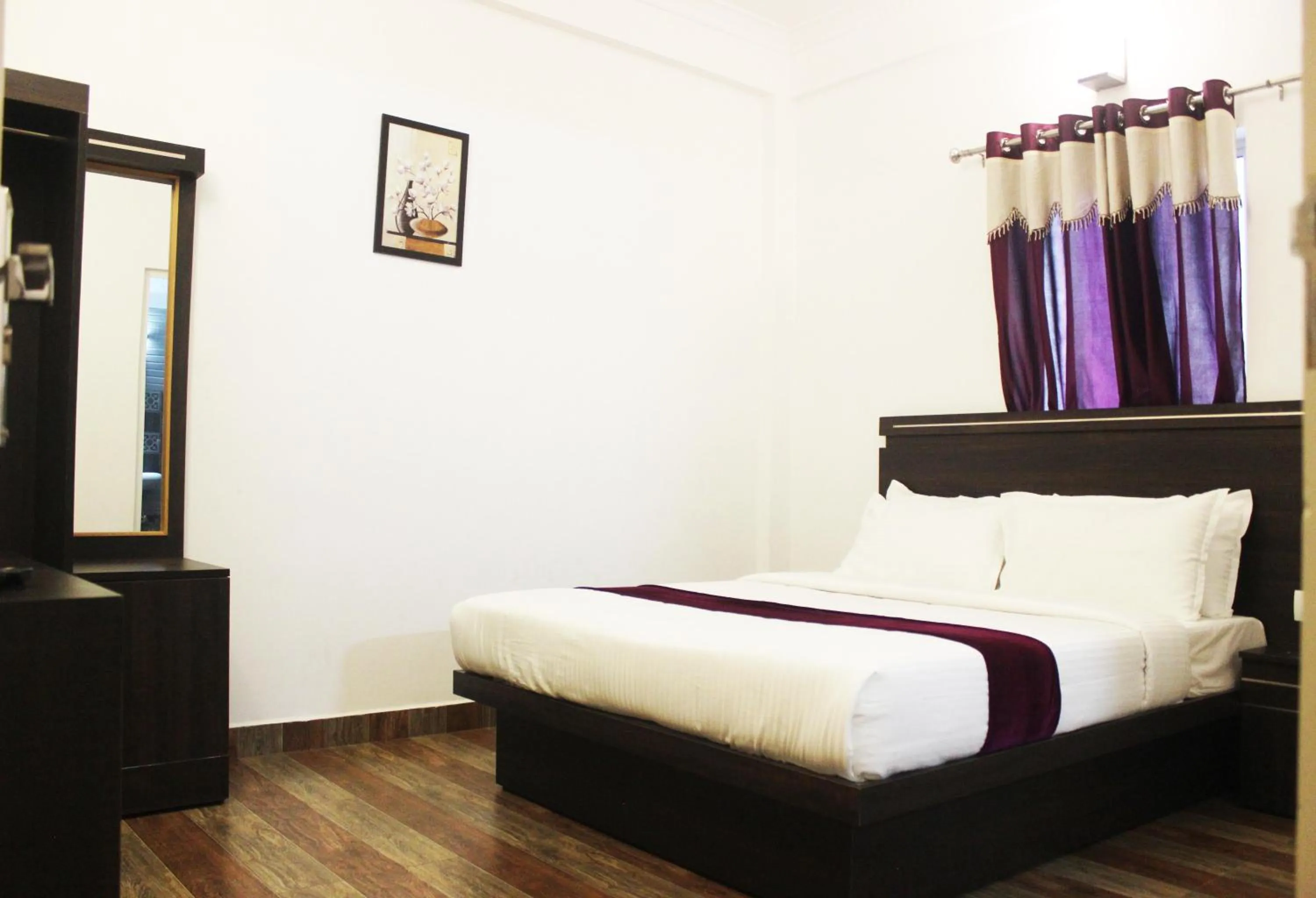 Photo of the whole room, Bed in Landy Queen