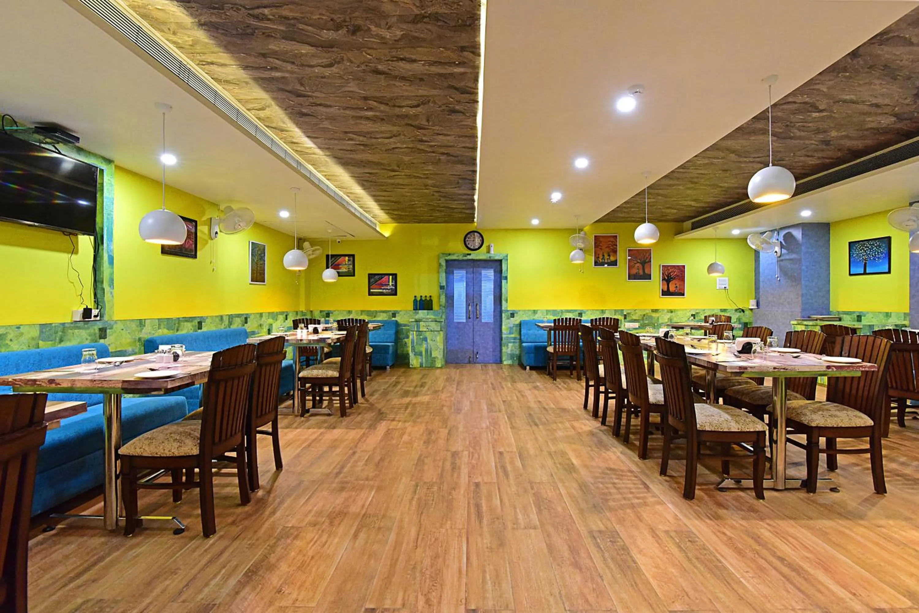 Restaurant/places to eat in Hotel Dayal Shree Paradise