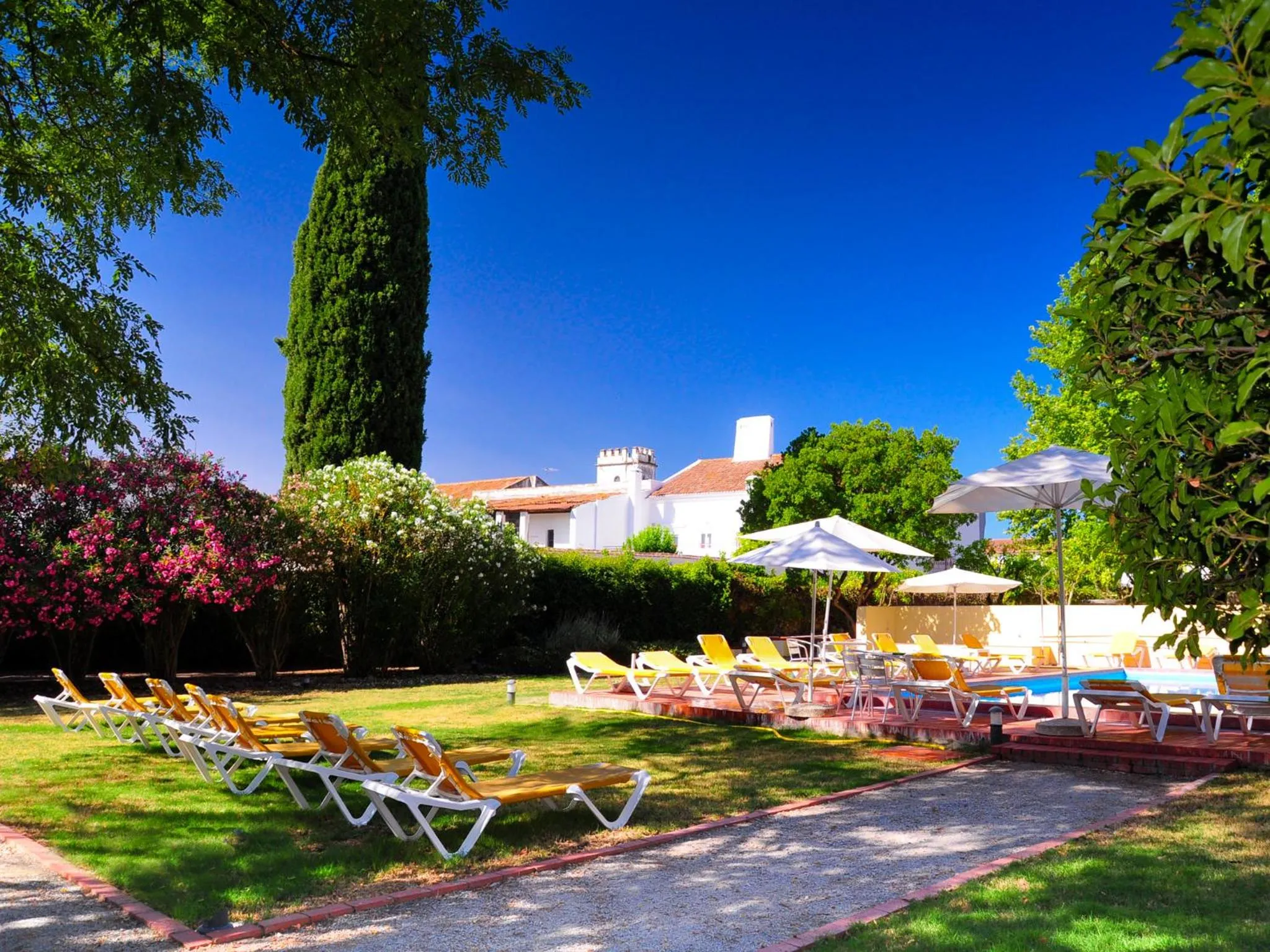 Swimming pool in Pousada Castelo de Alvito