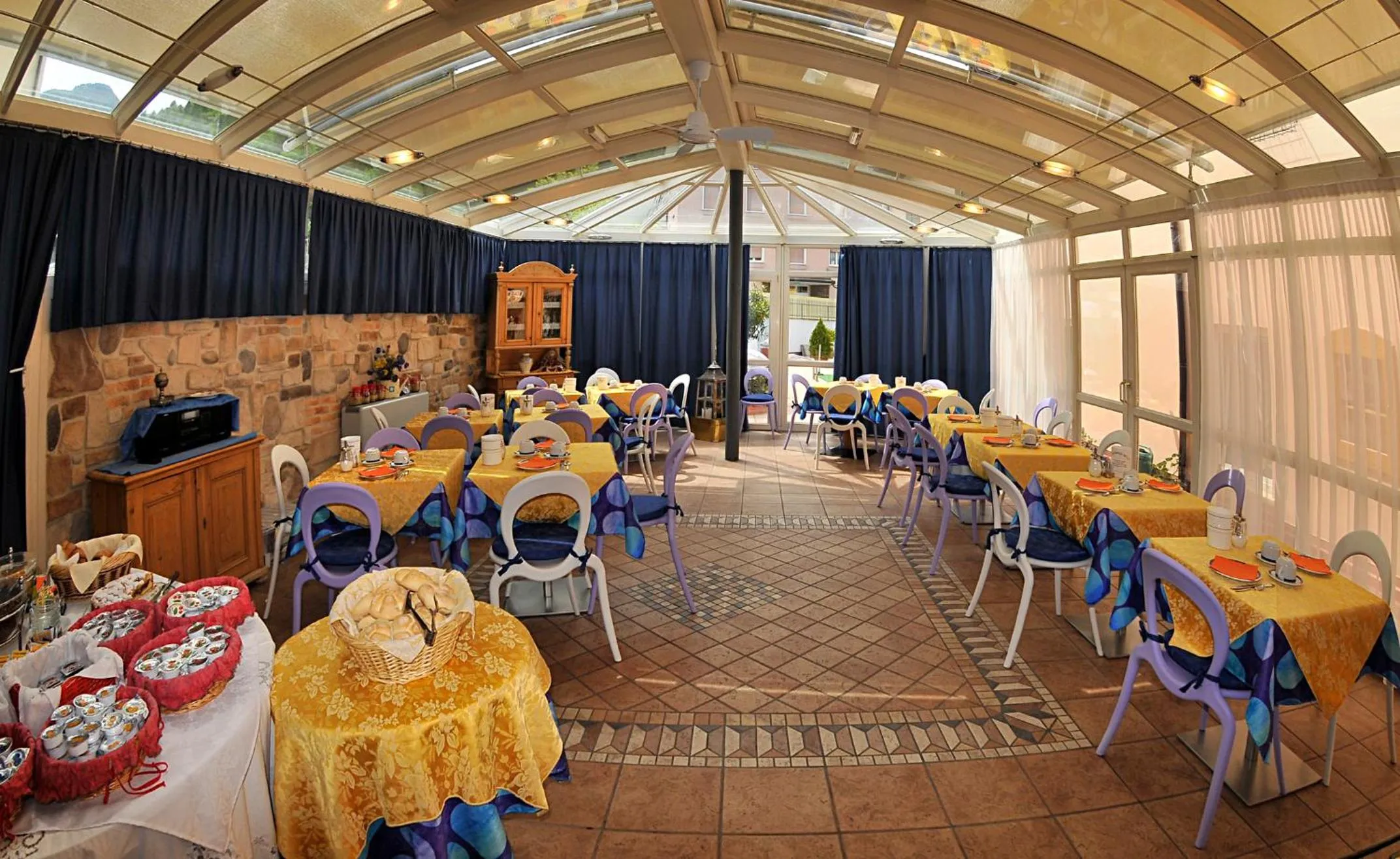 Restaurant/places to eat in Albergo Due Spade