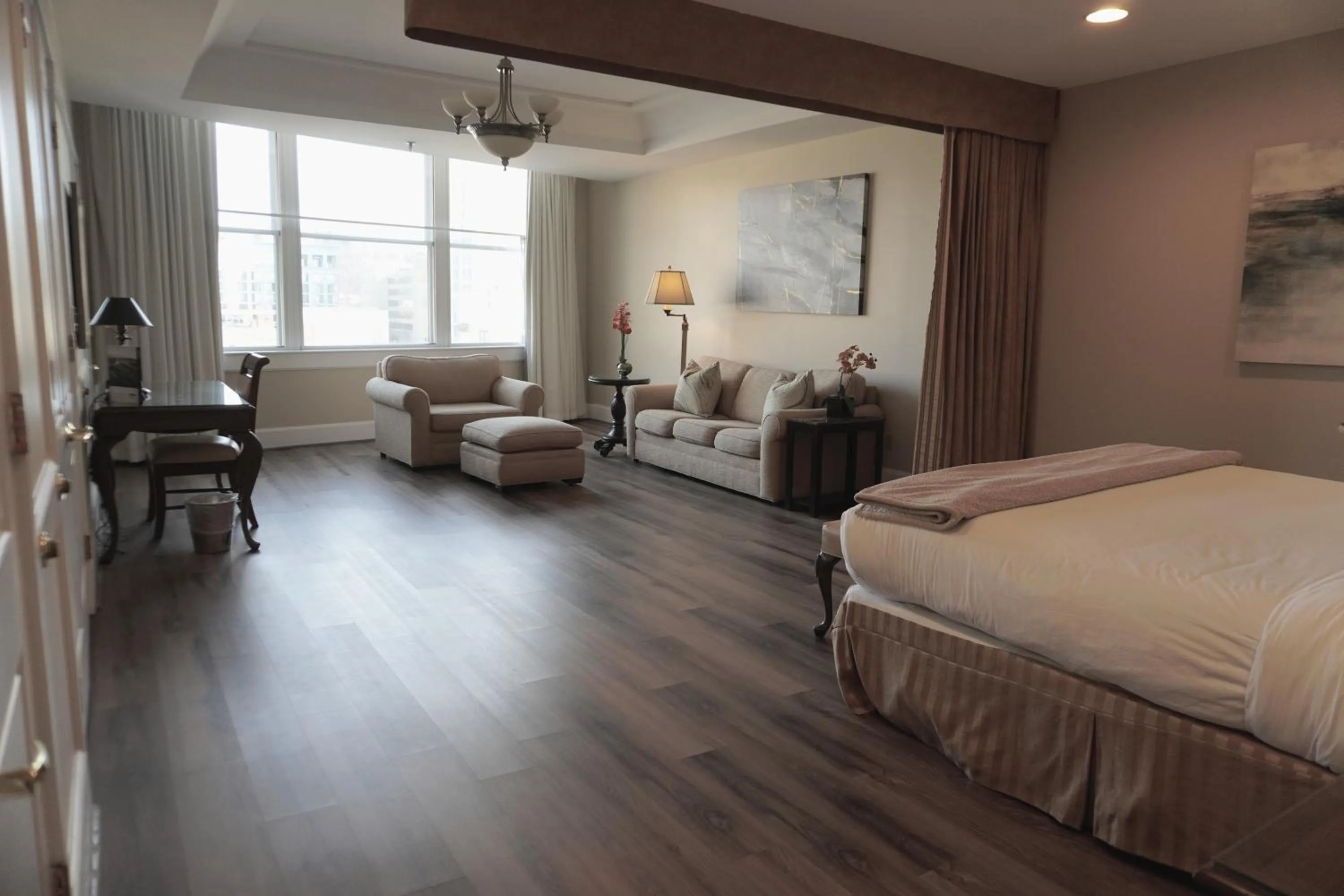 Photo of the whole room, Bed in Haywood Park Hotel, an Ascend Collection Hotel