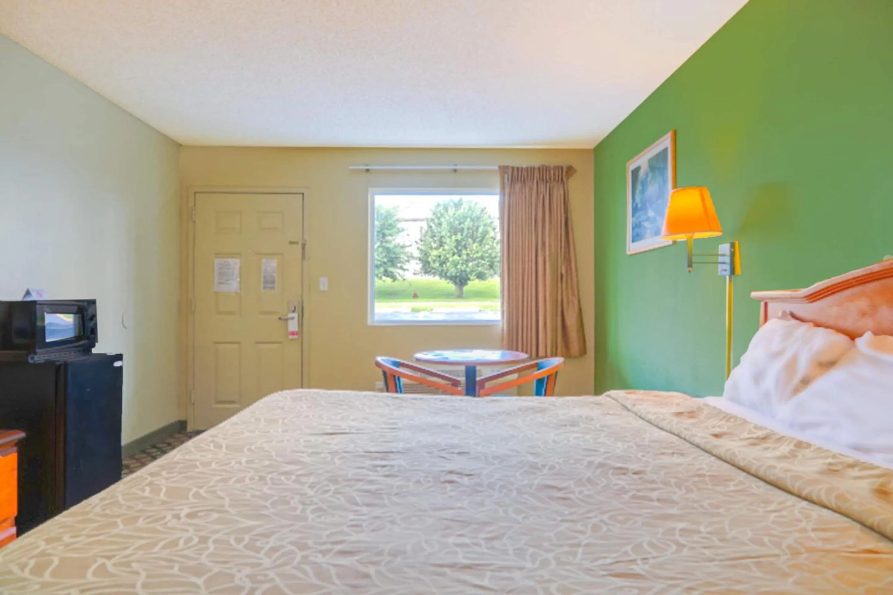 Bedroom, Bed in Economy Inn By OYO Ashburn