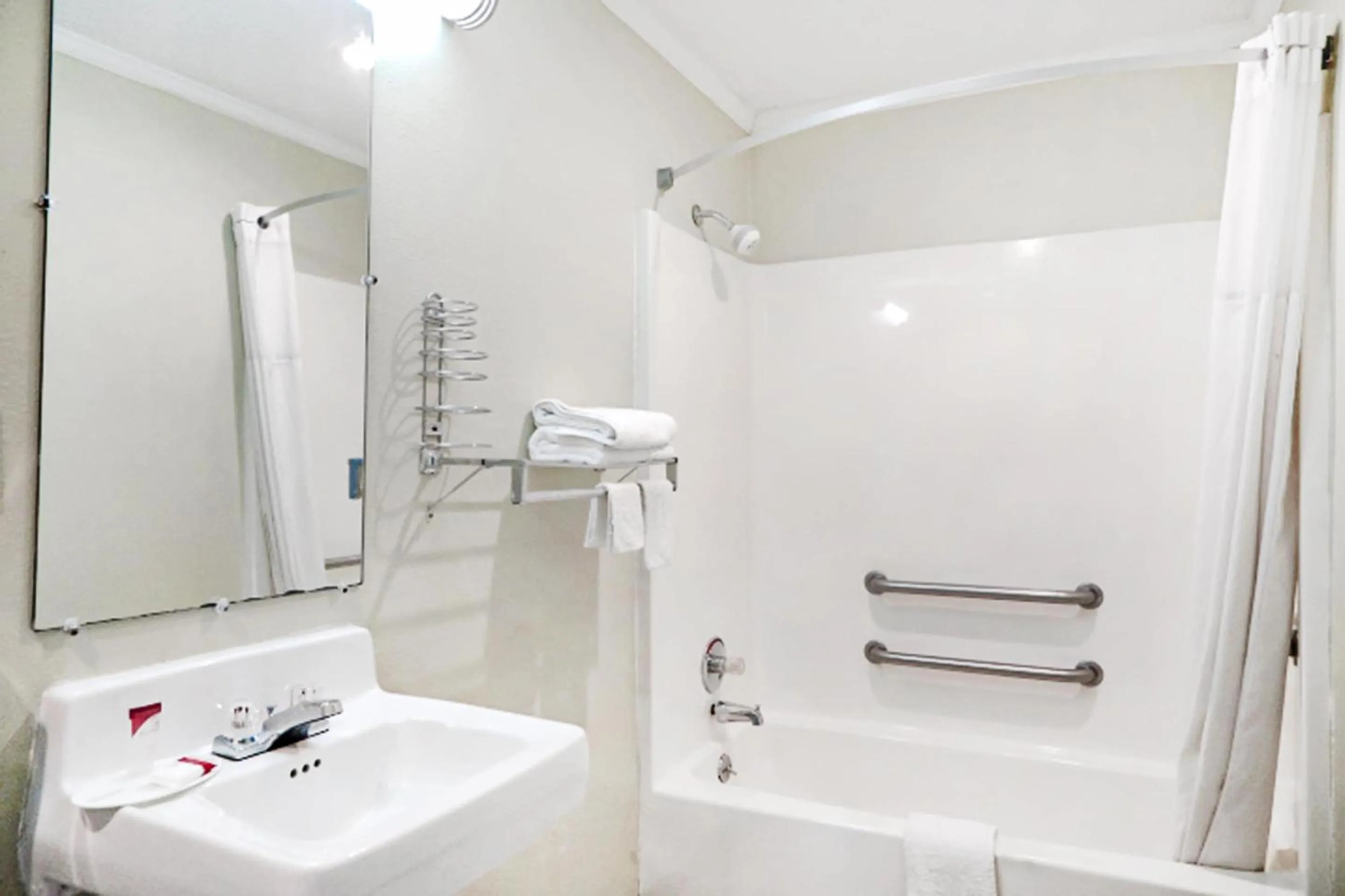 Bathroom in Economy Inn By OYO Ashburn