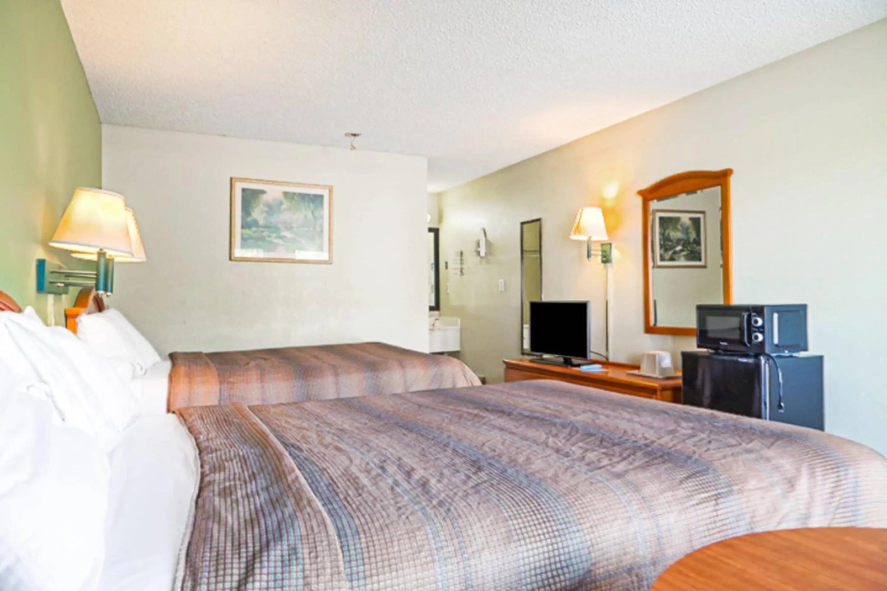 Bedroom, Bed in Economy Inn By OYO Ashburn